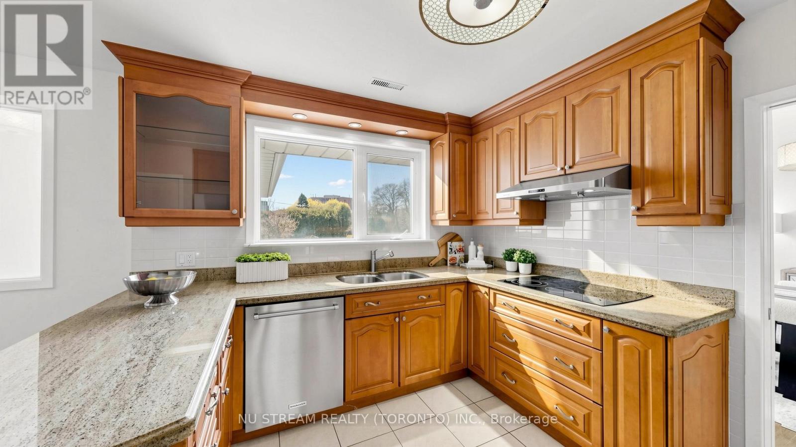 55 Sunvale Drive, Toronto, Ontario  M9R 1Z4 - Photo 15 - W13162378