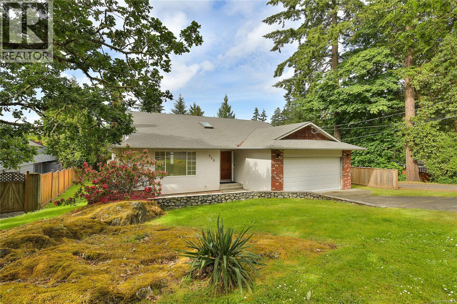 968 Greig Ave, Central Saanich, British Columbia  V8M 1A1 - Photo 1 - 1037602