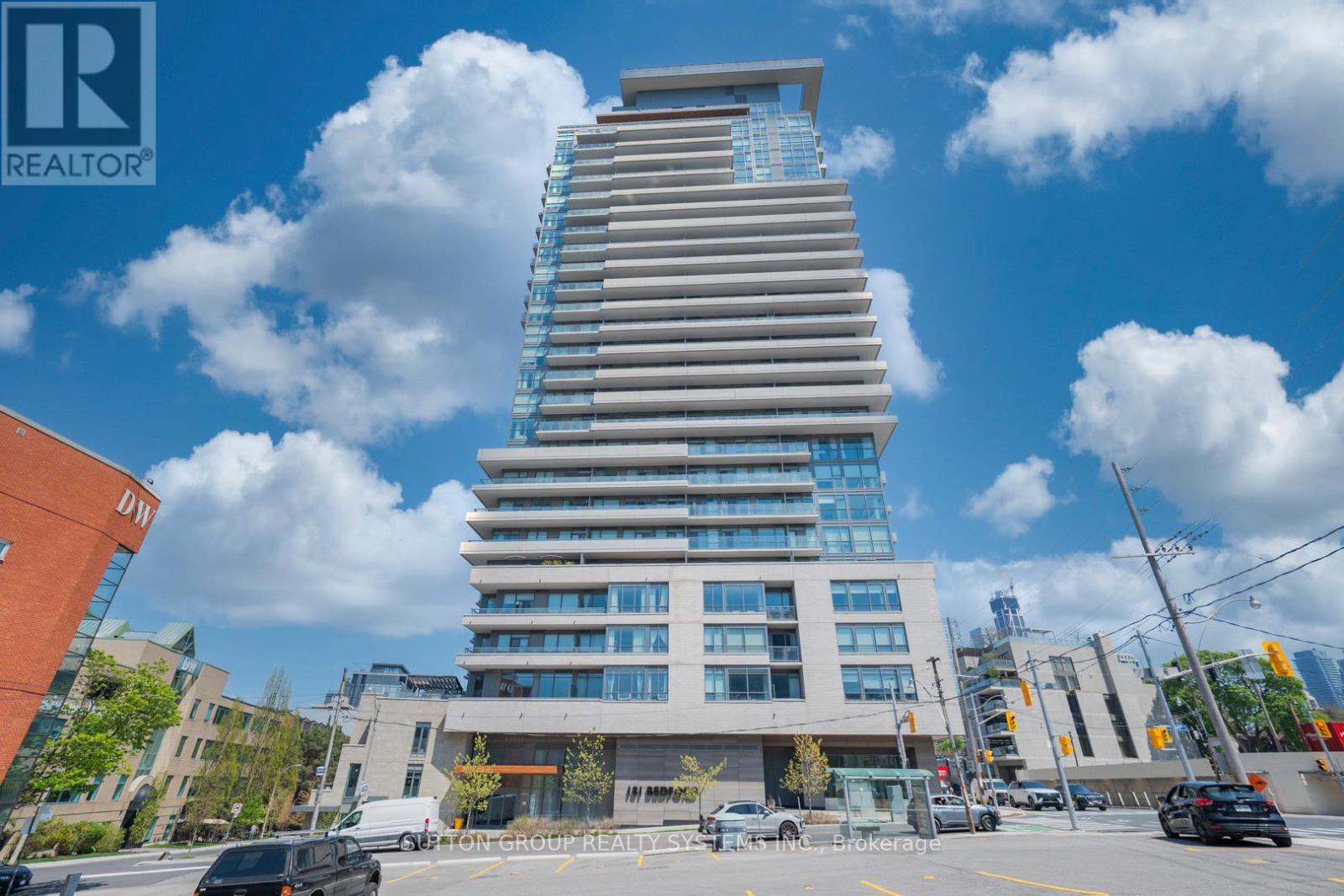 <div class="slider-price">$979,000</div><p>807 - 181 Bedford Road, Toronto, Ontario</p>