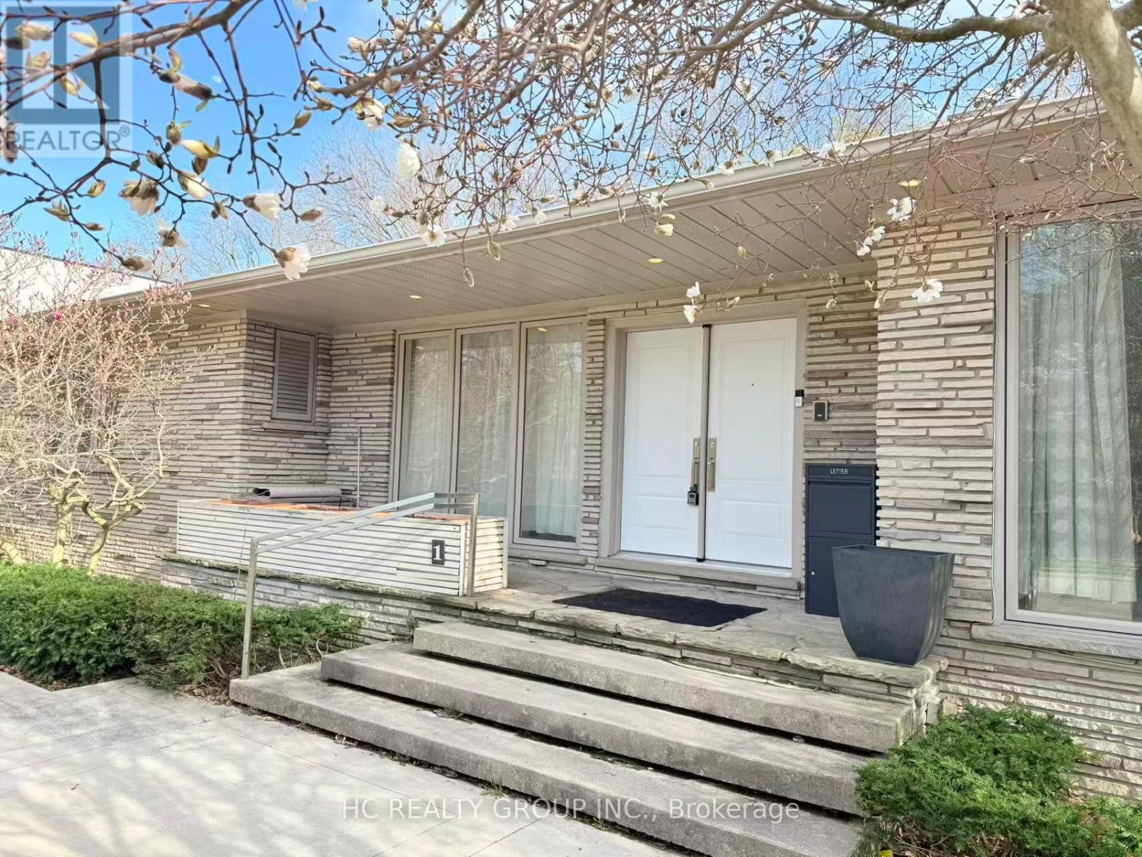 1 Tudor Gate, Toronto, Ontario  M2L 1N3 - Photo 2 - C13162624