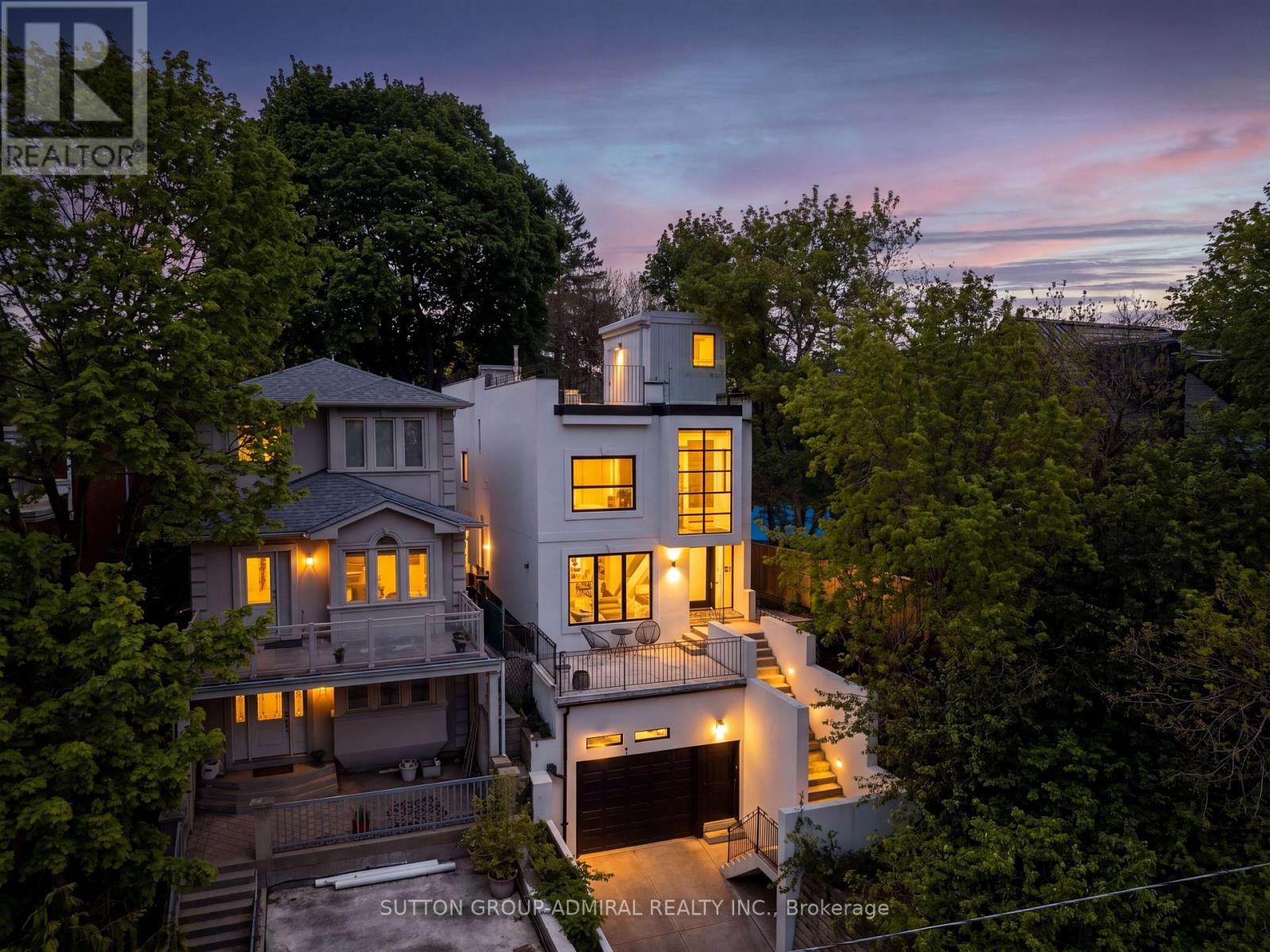 35 BEECHWOOD DRIVE, Toronto, Ontario
