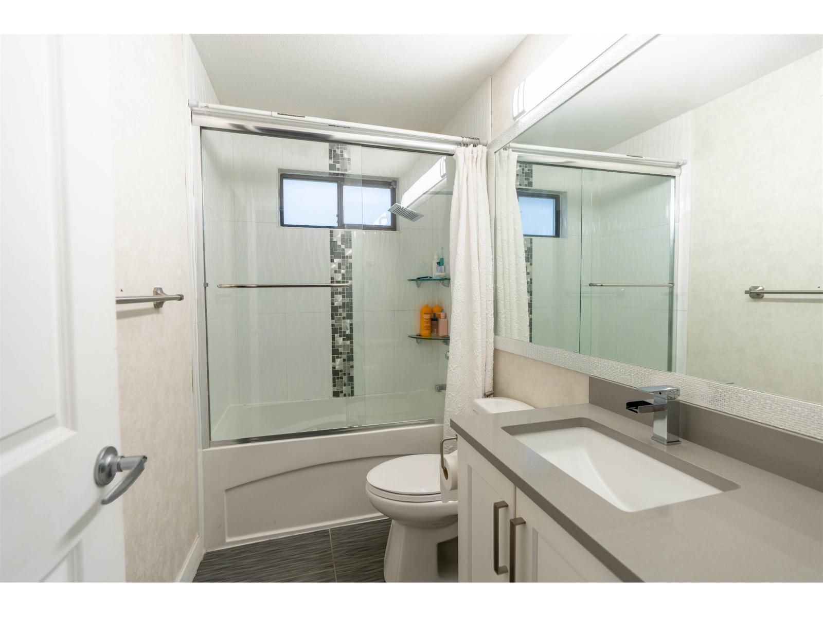 13933 90a Avenue, Surrey, British Columbia  V3V 6Z7 - Photo 14 - R3126730