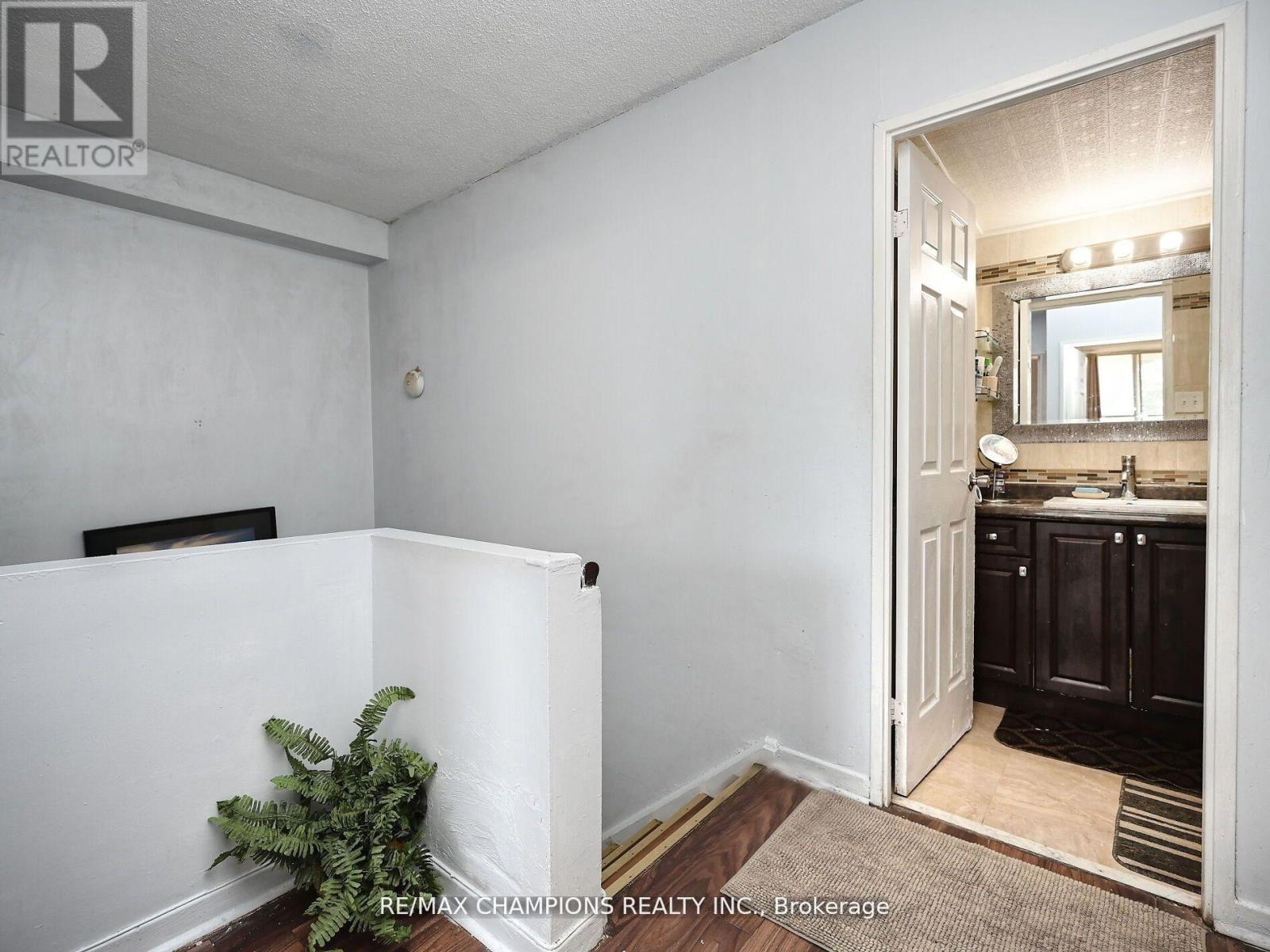 112 - 1050 Stainton Drive E, Mississauga, Ontario  L5C 2T7 - Photo 4 - W13162460