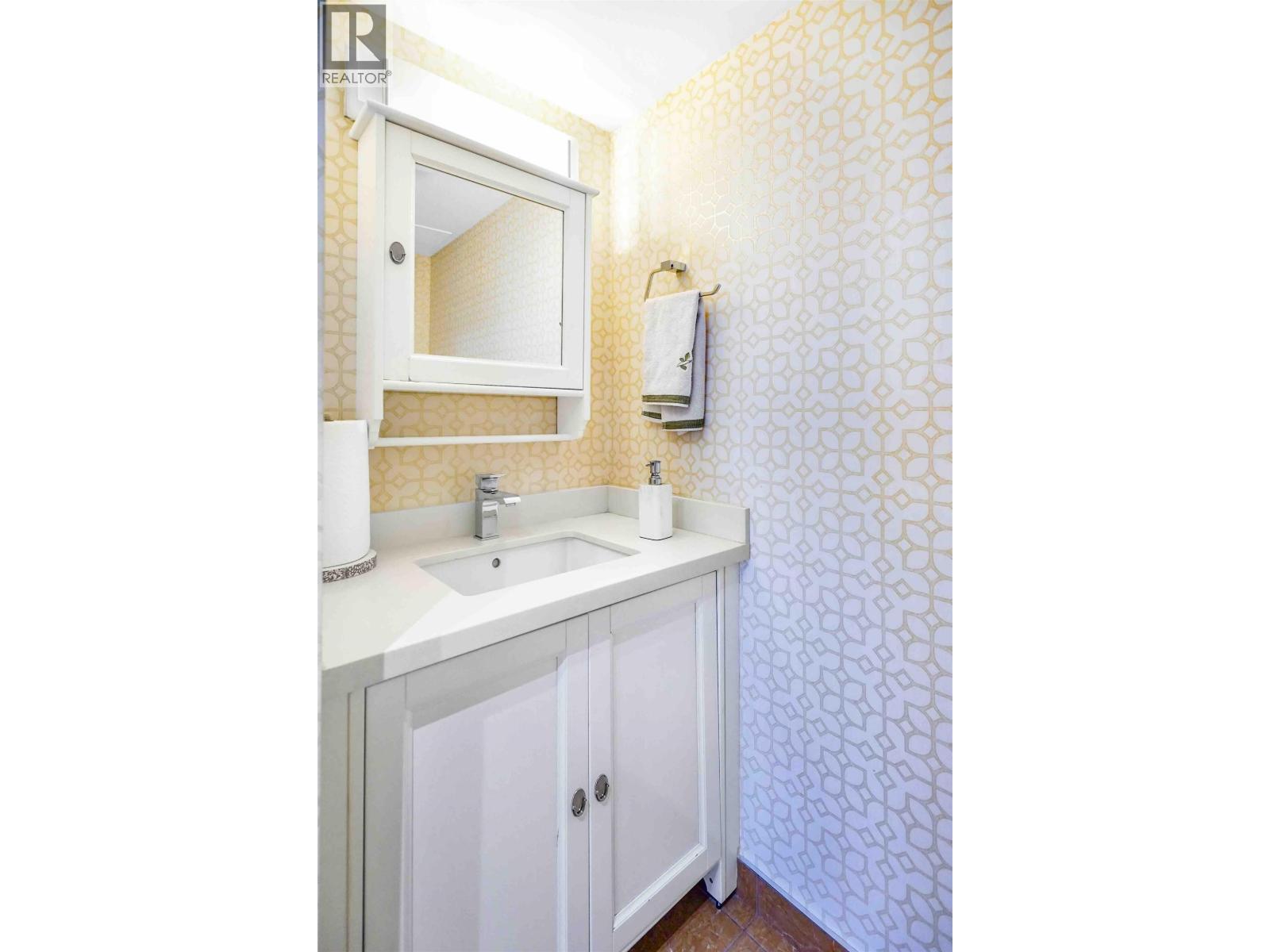 306 2020 Fullerton Avenue, North Vancouver, British Columbia  V7P 3G3 - Photo 9 - R3084230