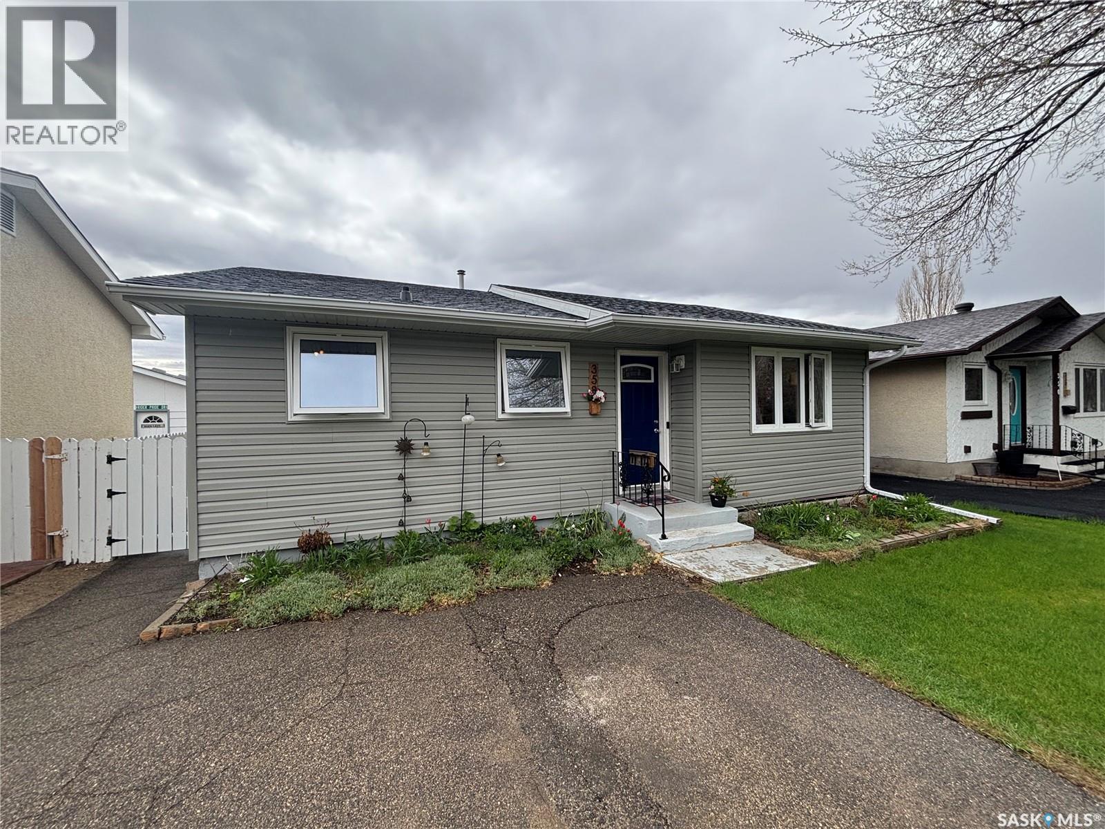 358 Bruce Street, Regina, Saskatchewan  S4R 5H1 - Photo 2 - SK036835