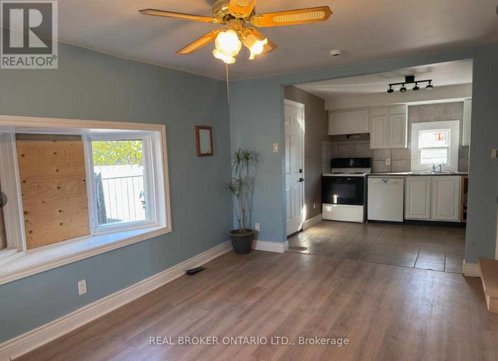 82 Page Street, St. Catharines, Ontario  L2R 4A9 - Photo 2 - X13162482