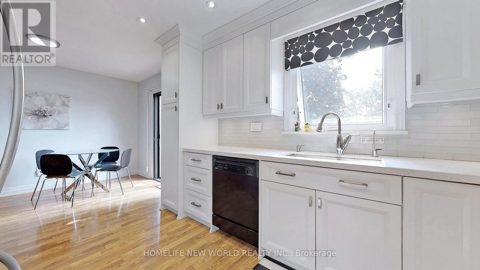 3954 Selkirk Place, Mississauga, Ontario L5L 3L5 - Photo 8 - W13076454