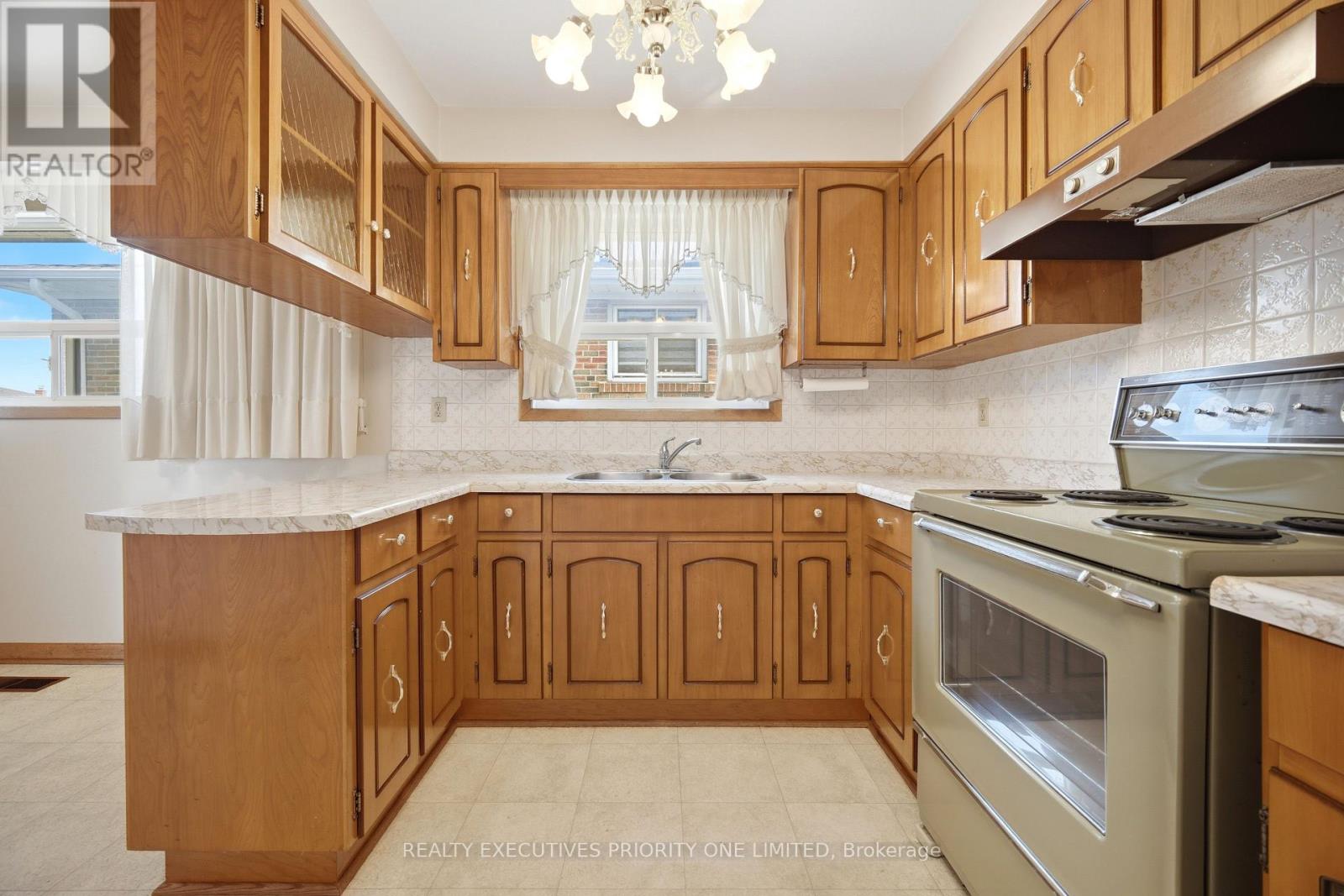 121 Cabana Drive, Toronto, Ontario  M9L 1L1 - Photo 12 - W13159724
