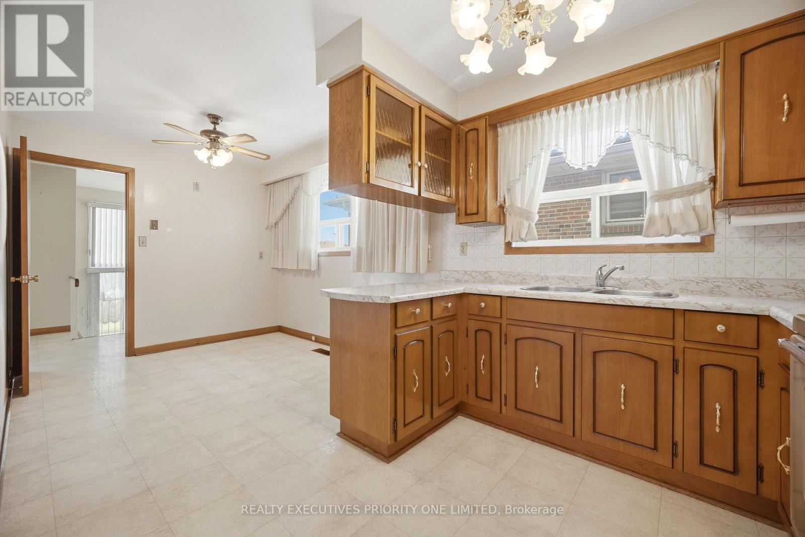 121 Cabana Drive, Toronto, Ontario  M9L 1L1 - Photo 14 - W13159724