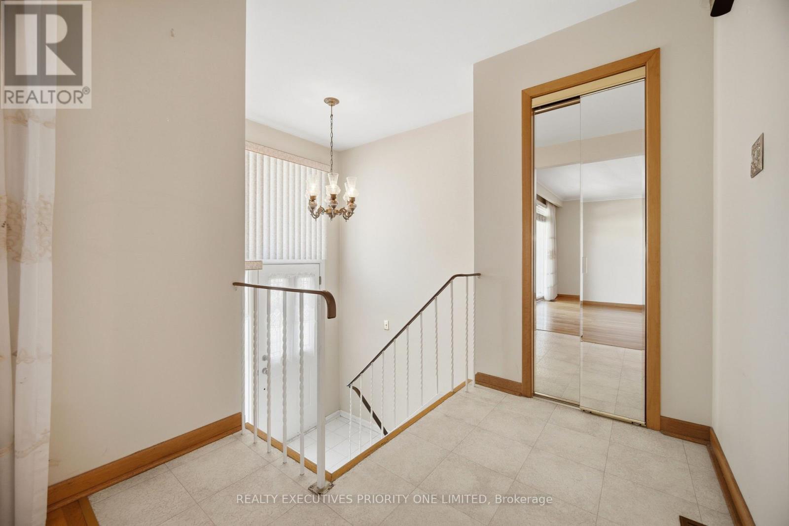 121 Cabana Drive, Toronto, Ontario  M9L 1L1 - Photo 4 - W13159724