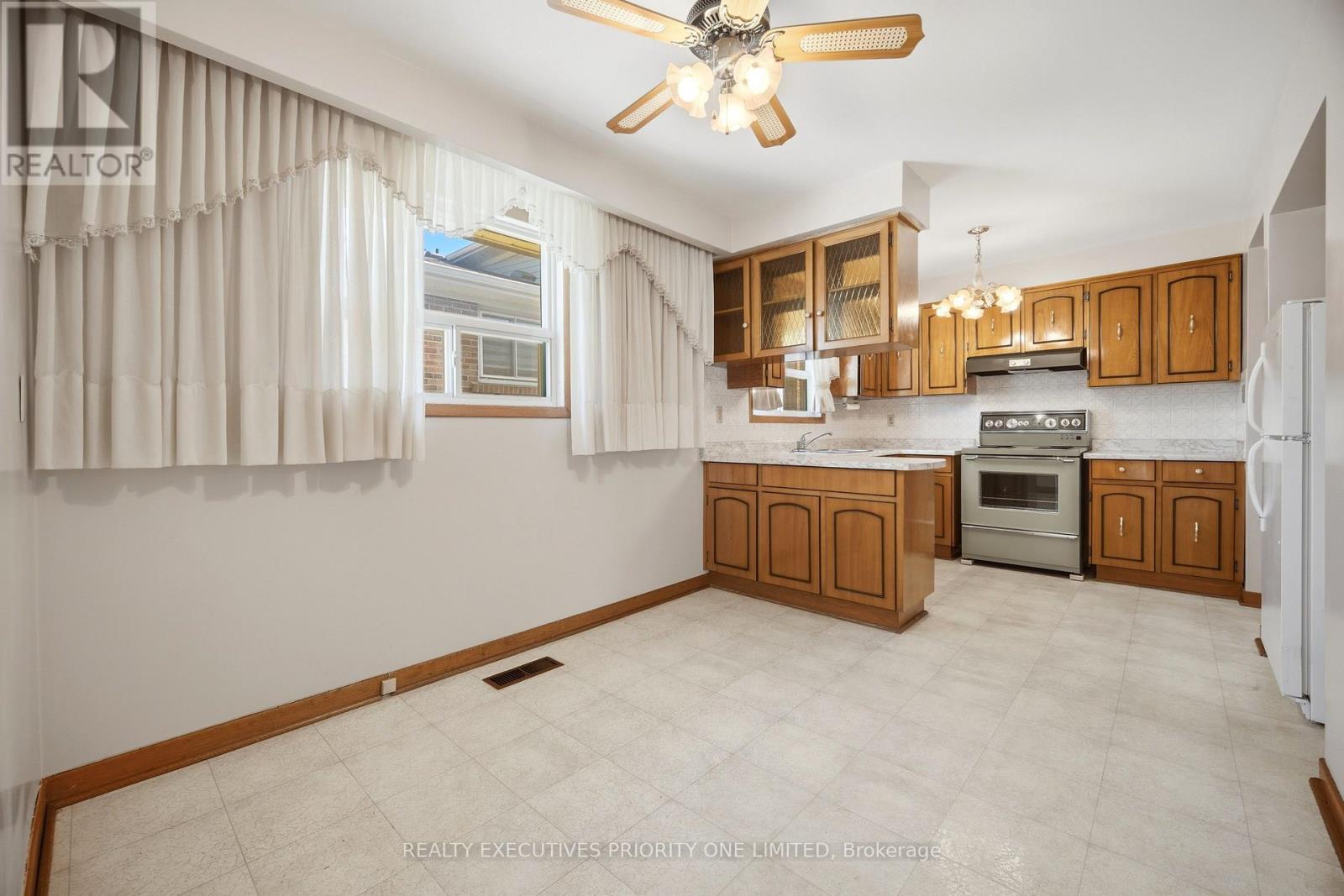 121 Cabana Drive, Toronto, Ontario  M9L 1L1 - Photo 15 - W13159724