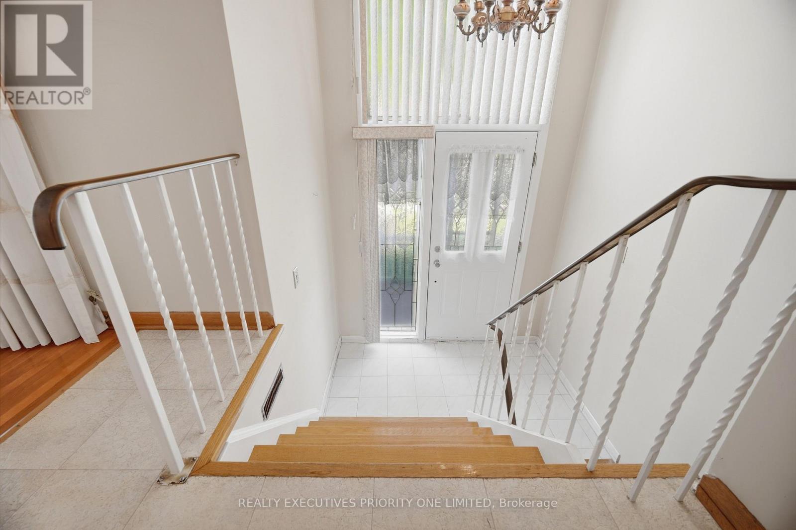 121 Cabana Drive, Toronto, Ontario  M9L 1L1 - Photo 3 - W13159724
