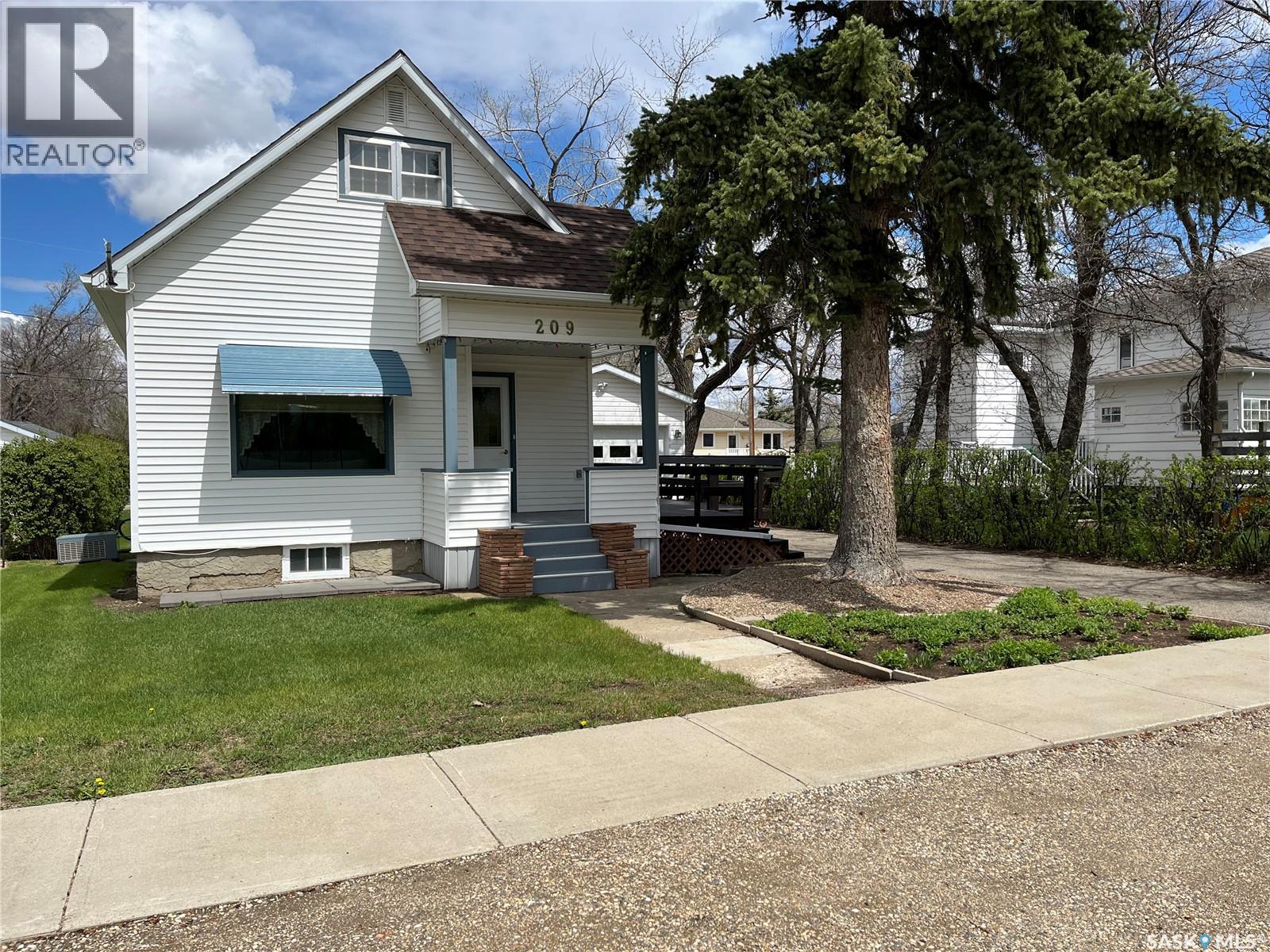 209 2nd Avenue W, Gravelbourg, Saskatchewan  S0H 1X0 - Photo 2 - SK036788
