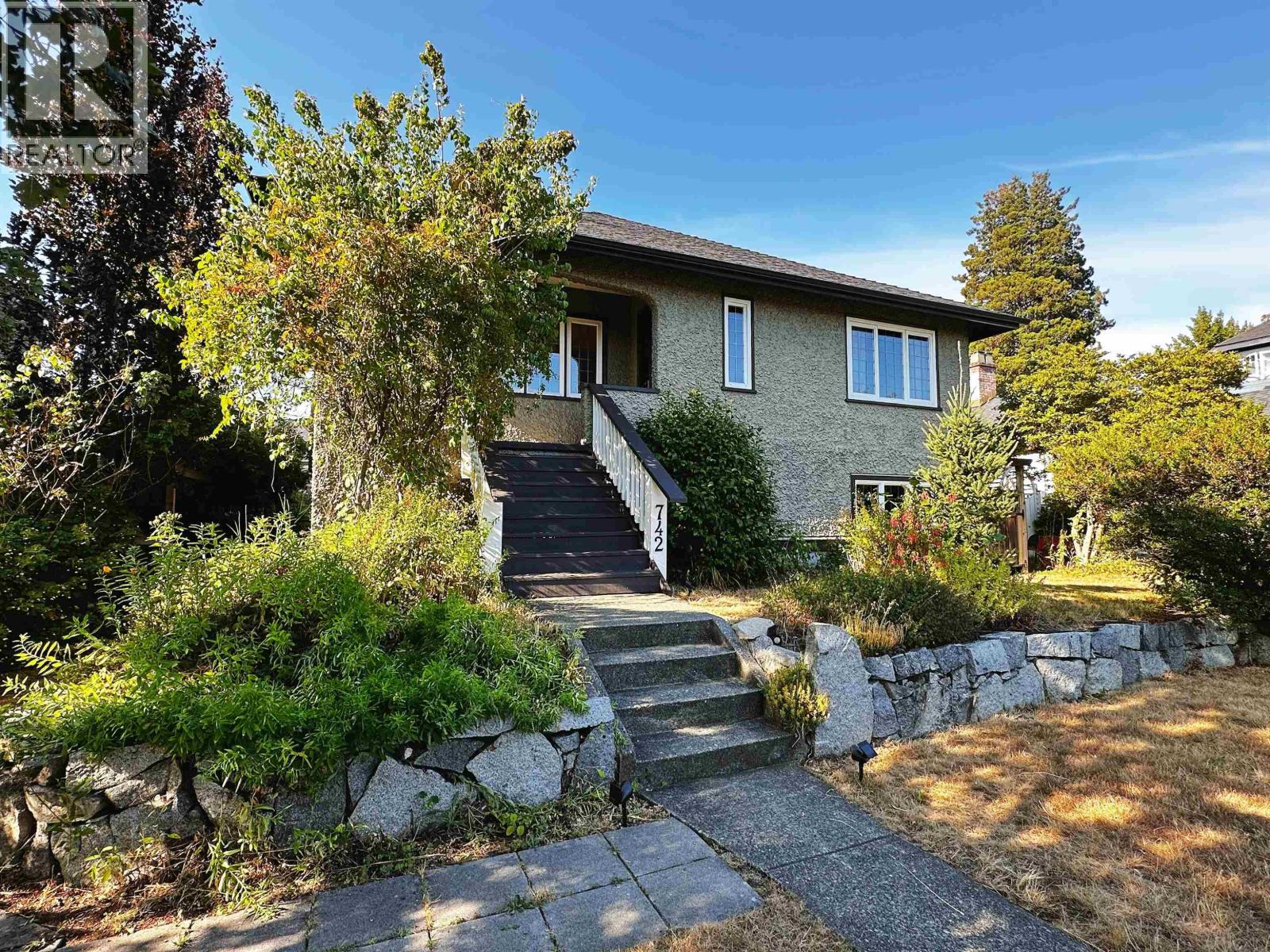 742 6th E Street, North Vancouver, British Columbia  V7L 1R6 - Photo 2 - R3126867
