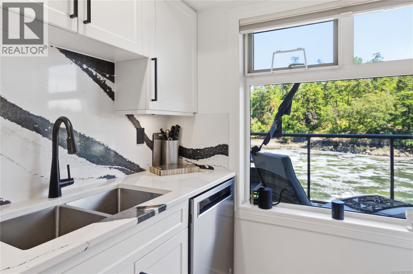 5 1083 Tillicum Rd, Esquimalt, British Columbia  V9A 7L7 - Photo 7 - 1037501