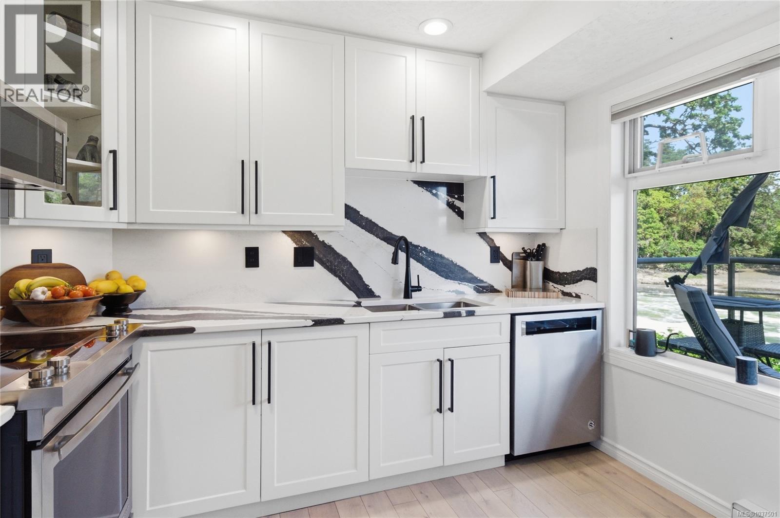 5 1083 Tillicum Rd, Esquimalt, British Columbia  V9A 7L7 - Photo 14 - 1037501