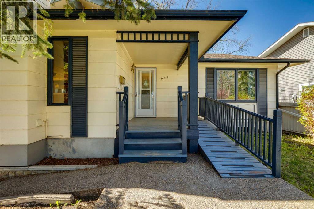 923 Midridge Drive SE, Calgary, Alberta  T2X 1H5 - Photo 2 - A2311485
