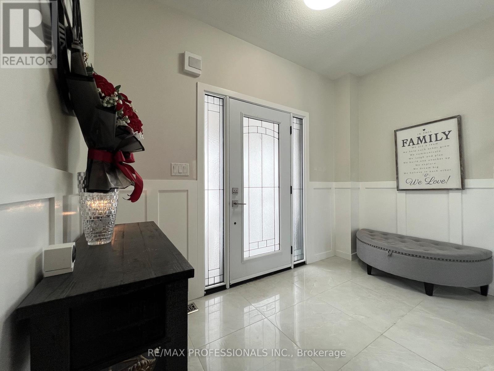 49 Liberty Crescent, Bradford West Gwillimbury (Bradford), Ontario  L3Z 0P5 - Photo 3 - N13163044