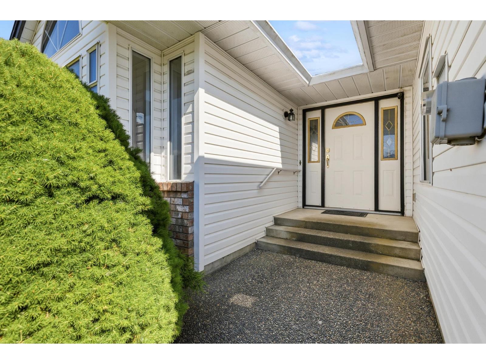 7660 Sapphire Drive, Sardis West Vedder, Chilliwack, British Columbia  V2R 3A7 - Photo 3 - R3126013