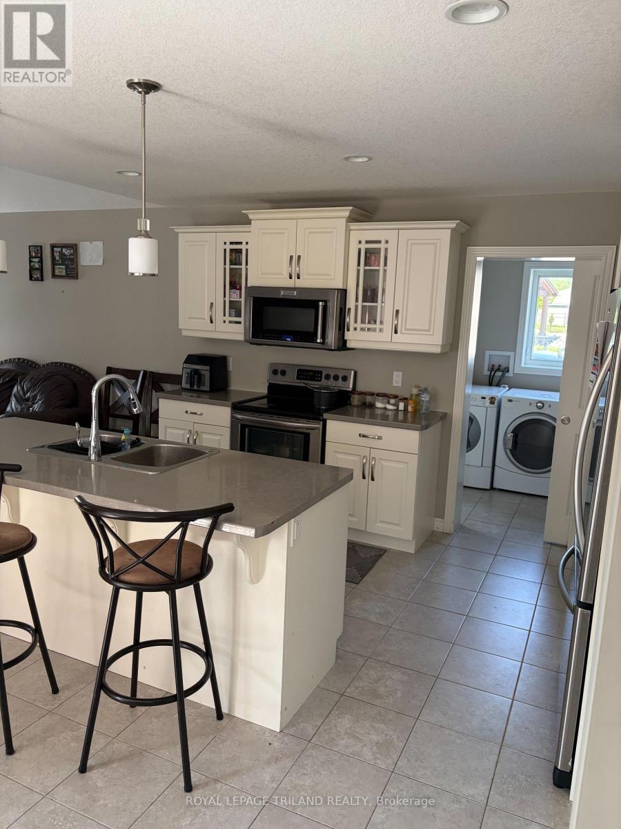 Main Level - 204 Peach Tree Boulevard, St. Thomas, Ontario N5R 0E3 - Photo 10 - X13163440