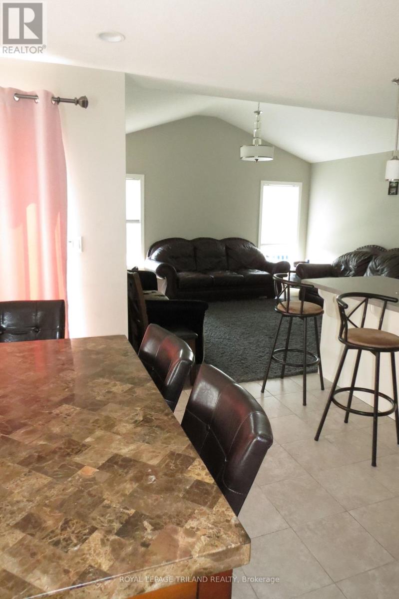 Main Level - 204 Peach Tree Boulevard, St. Thomas, Ontario N5R 0E3 - Photo 5 - X13163440