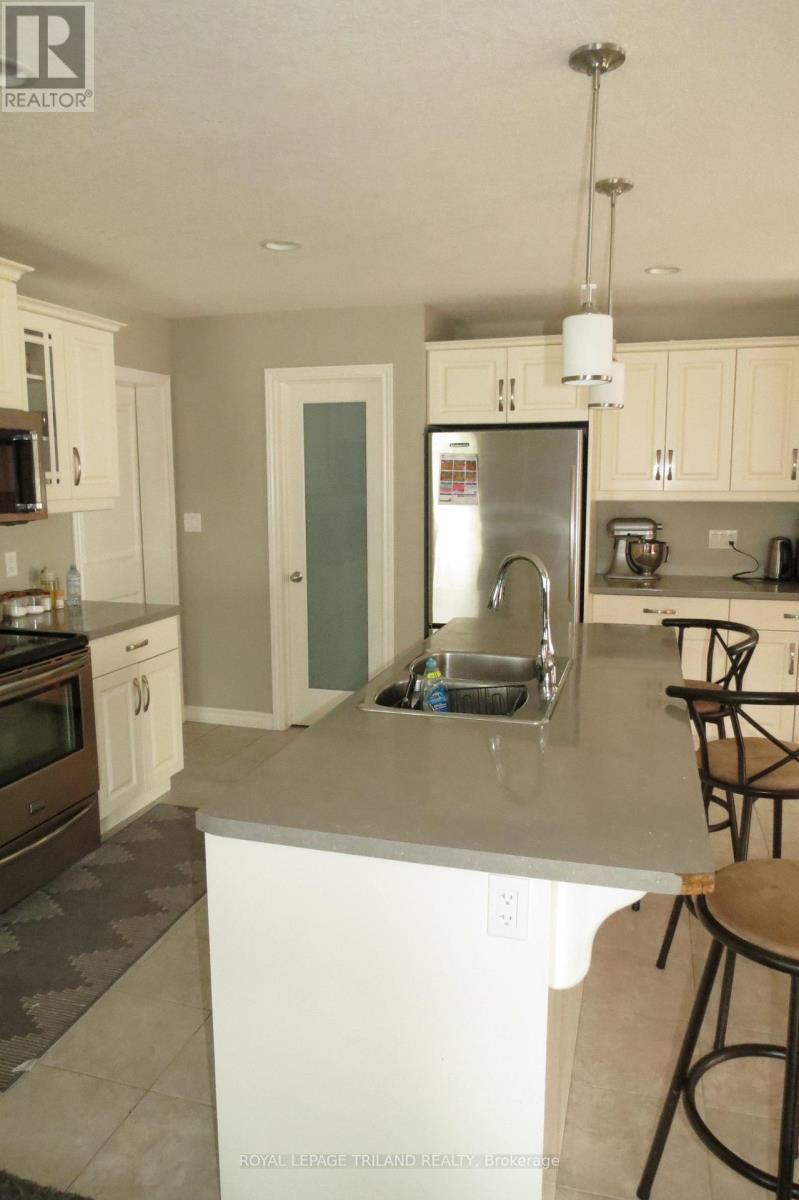 Main Level - 204 Peach Tree Boulevard, St. Thomas, Ontario N5R 0E3 - Photo 9 - X13163440