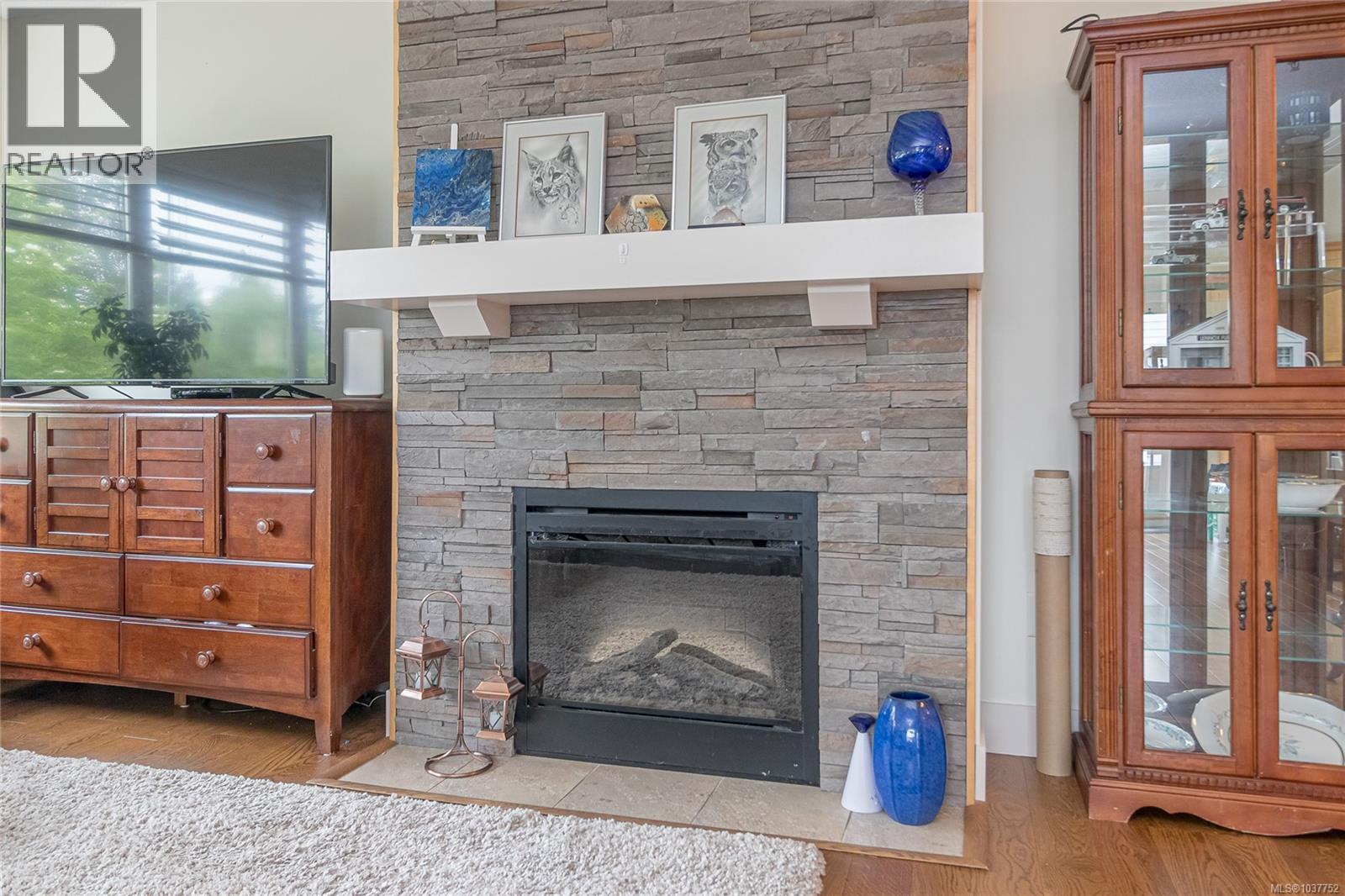 For Sale: 201 257 Moilliet St S, Parksville, ON | 4 Bed, 3 Bath House for $295,000. See 26 photos!