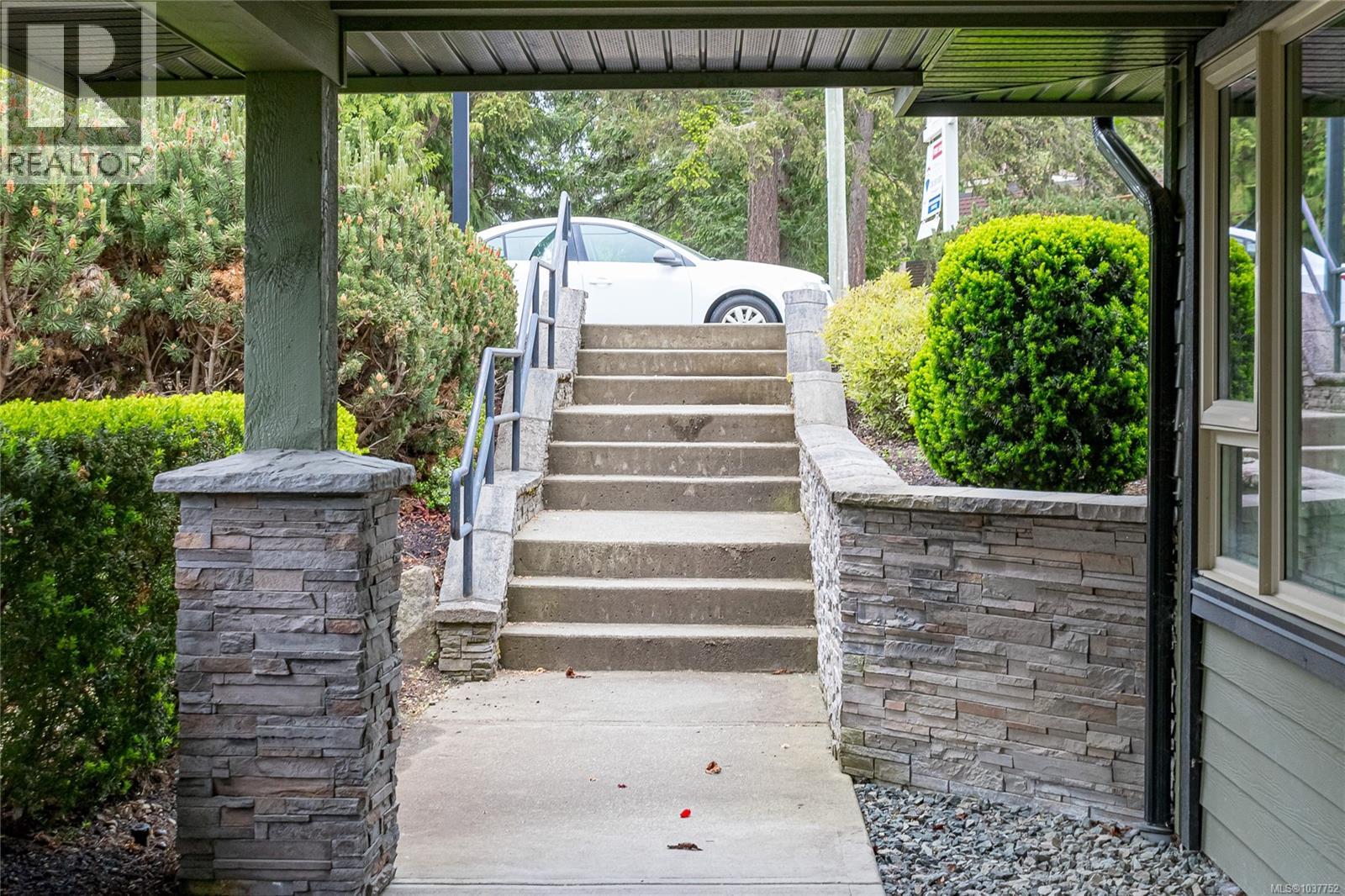 For Sale: 201 257 Moilliet St S, Parksville, ON | 4 Bed, 3 Bath House for $295,000. See 26 photos!