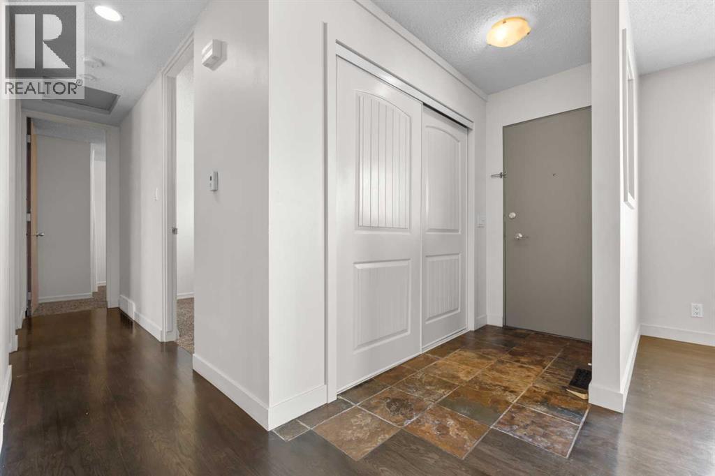 2420 Langriville Drive SW, Calgary, Alberta  T3E 5G8 - Photo 5 - A2312635