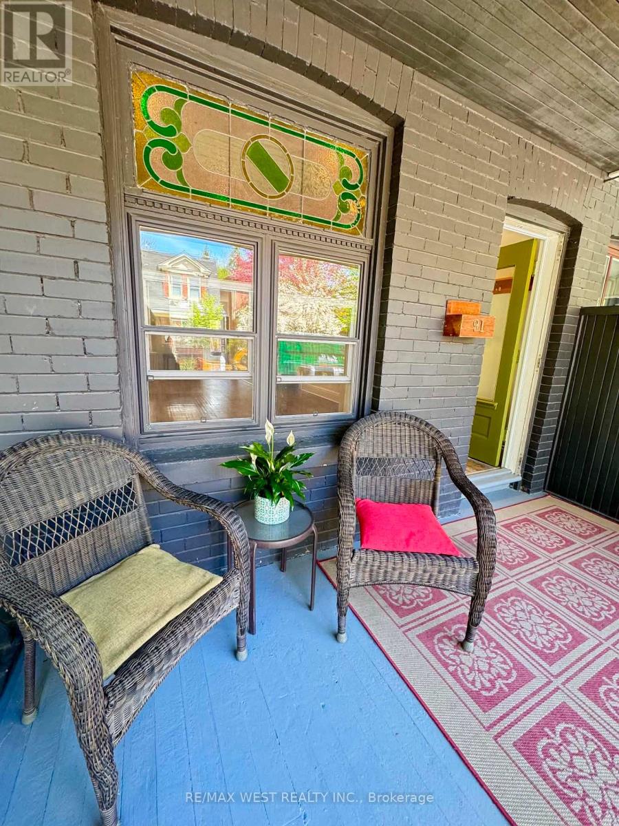 <div class="slider-price">$1,299,180</div><p>91 Olive Avenue, Toronto, Ontario</p>