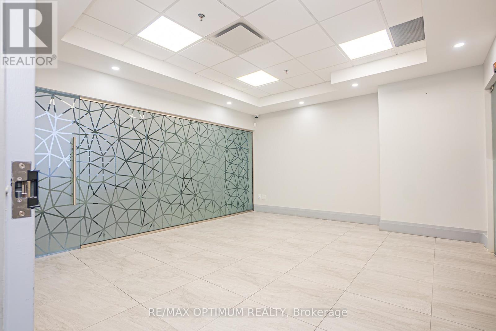 201 - 280 Derry Road W, Mississauga, Ontario  L5W 1N6 - Photo 2 - W12772208