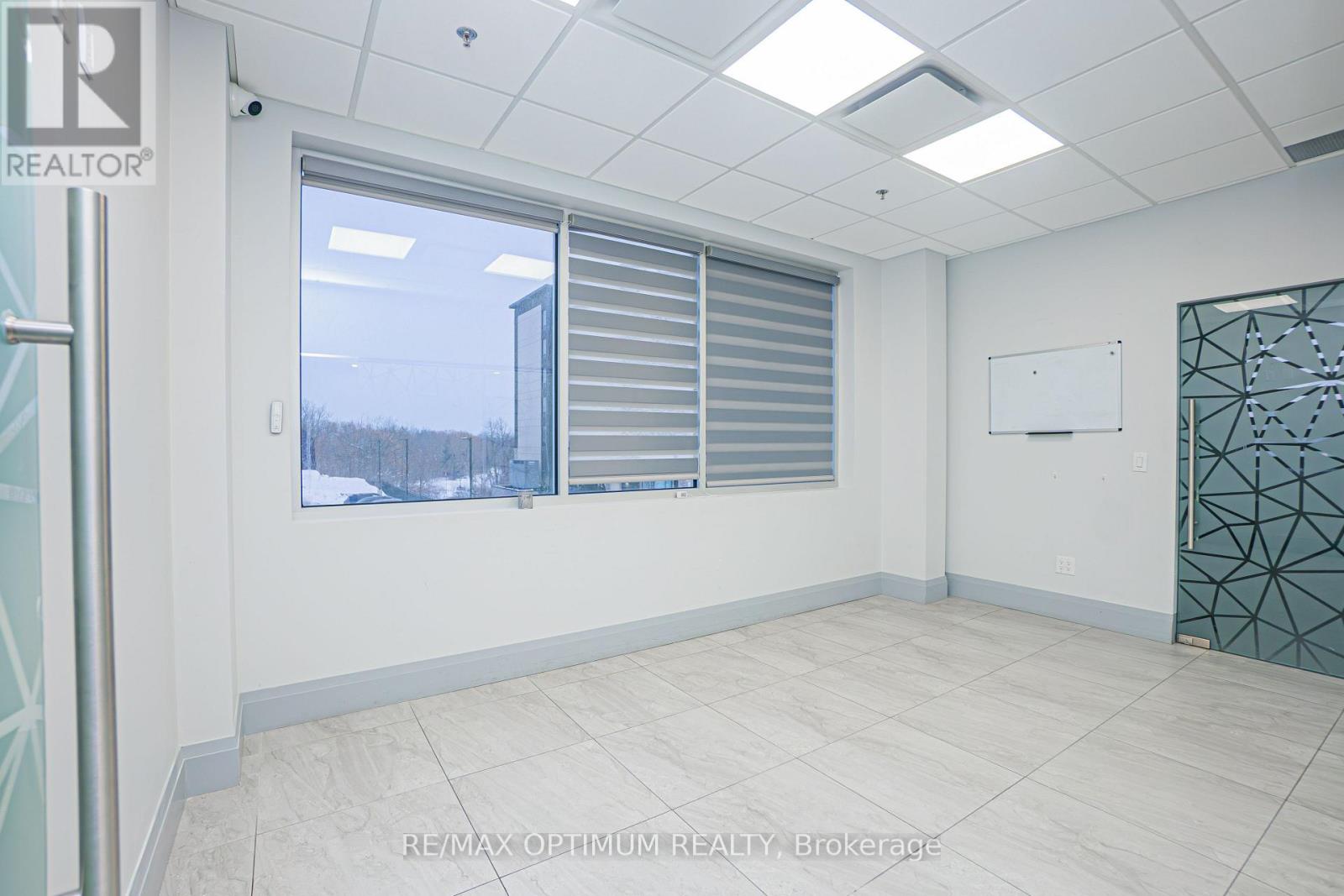 201 - 280 Derry Road W, Mississauga, Ontario  L5W 1N6 - Photo 3 - W12772208