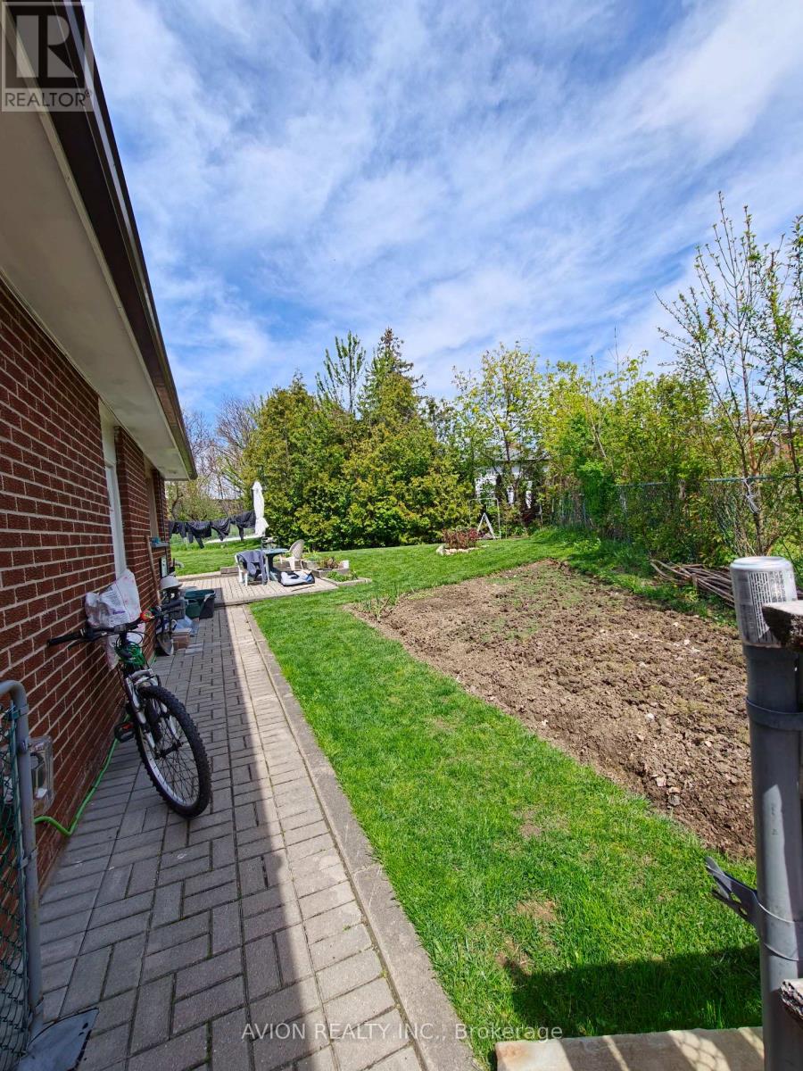 25 Squirewood Road, Toronto, Ontario  M2J 4T2 - Photo 15 - C13163368