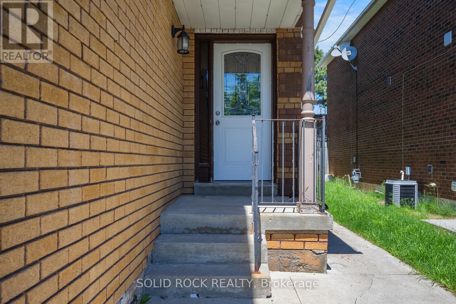 58 Ravenscliffe Court, Brampton (Northwood Park), Ontario  L6X 4N9 - Photo 3 - W13163270