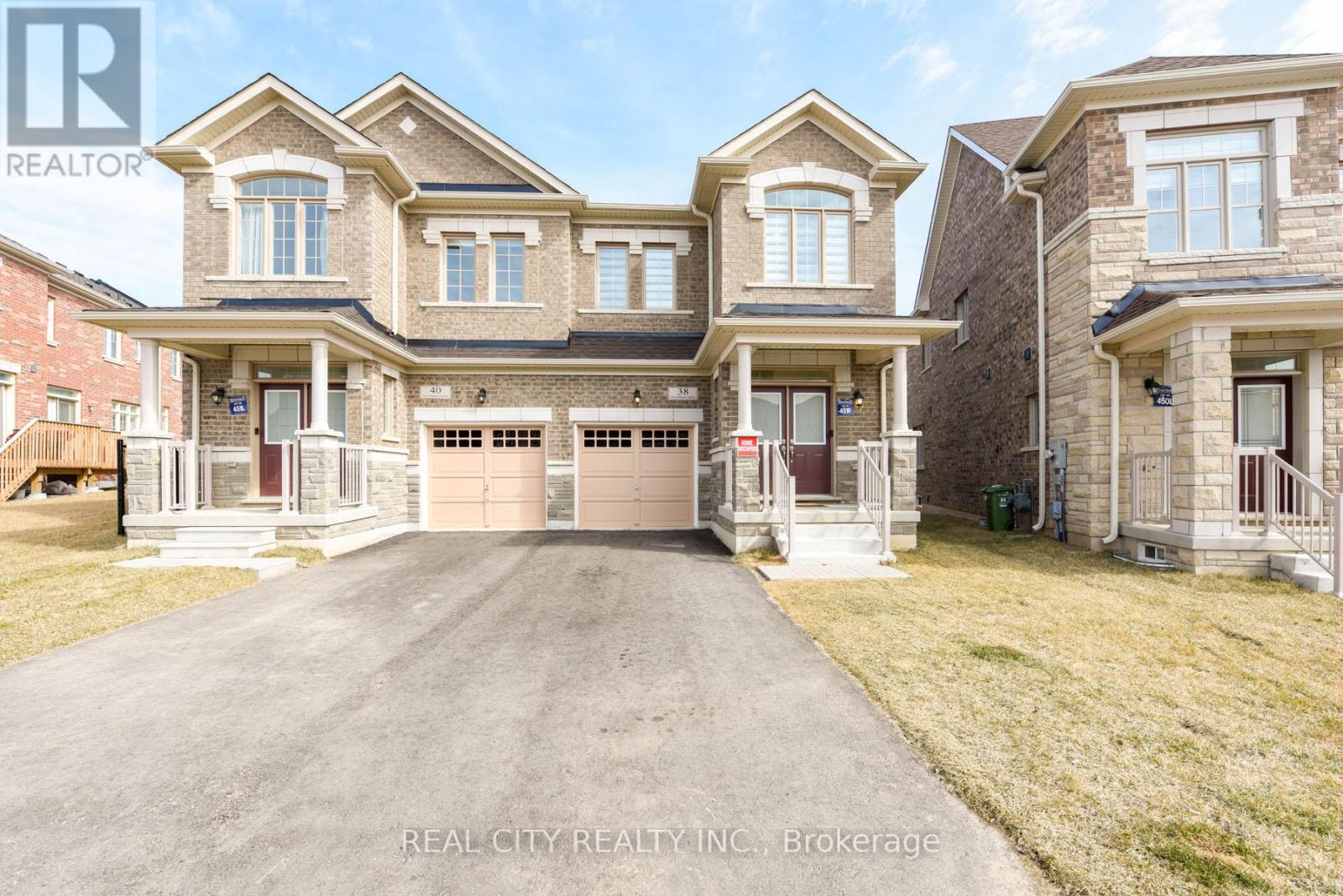 38 Silver Meadow Gdns Gardens N, Hamilton, Ontario  L8B 1Z4 - Photo 2 - X13163466