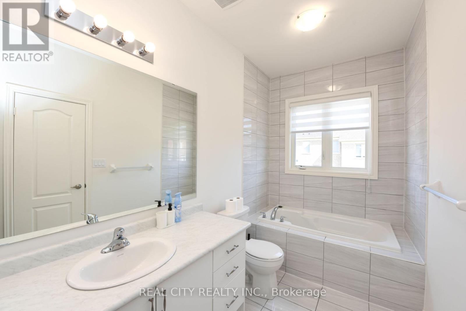 38 Silver Meadow Gdns Gardens N, Hamilton, Ontario  L8B 1Z4 - Photo 35 - X13163466