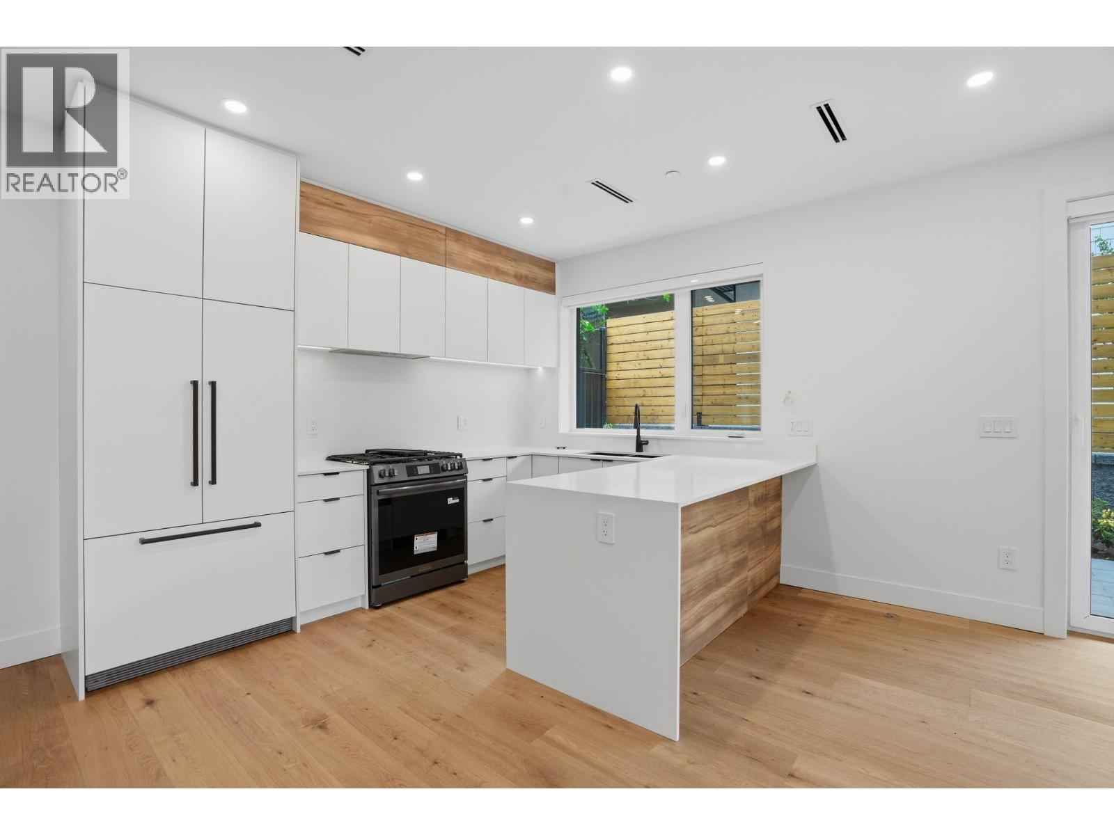2 2438 E 20th Avenue, Vancouver, British Columbia  V5M 2T6 - Photo 3 - R3126926