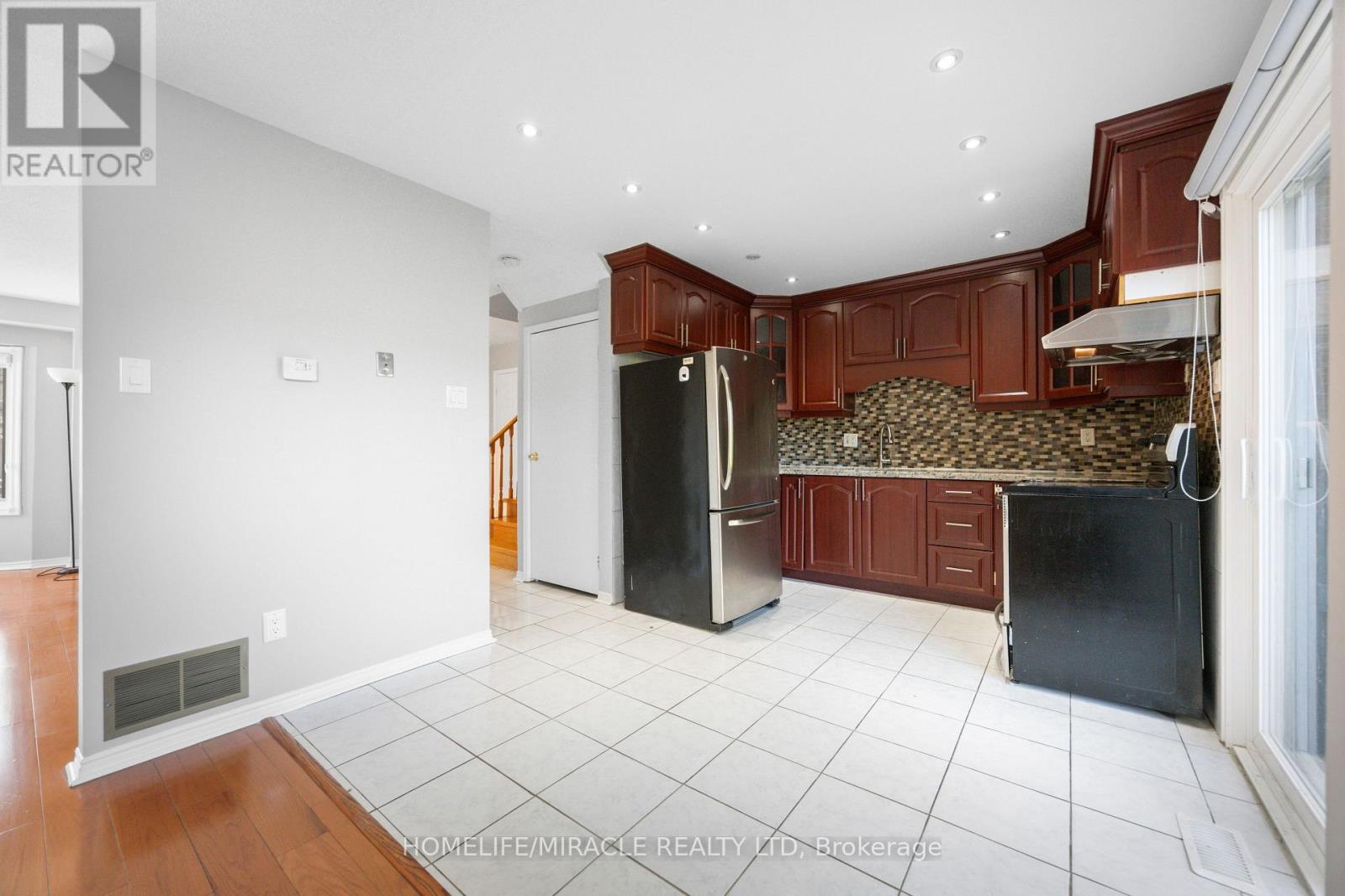 8 Lansbury Drive, Toronto, Ontario M1V 3H6 - Photo 12 - E13087384