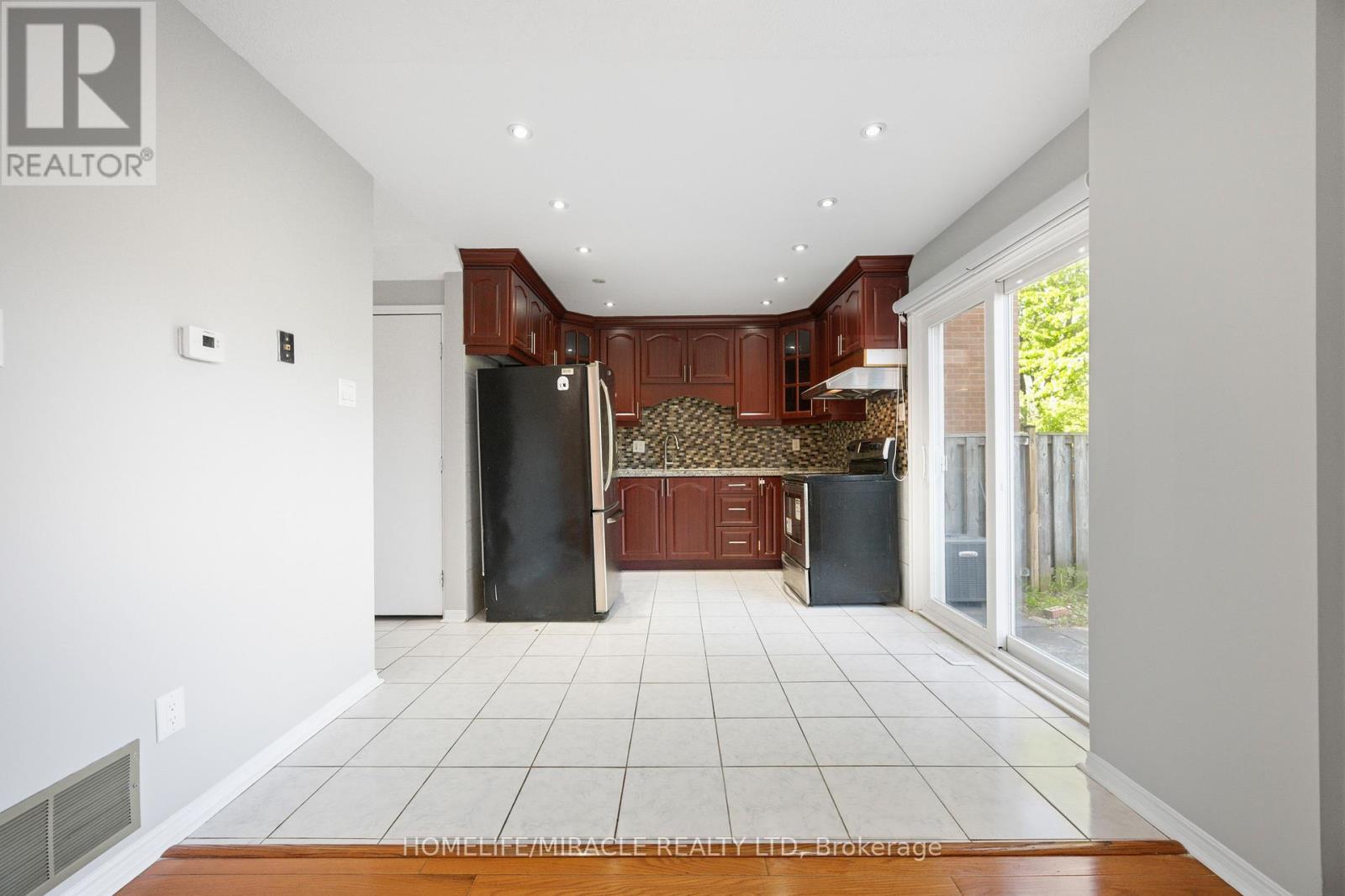 8 Lansbury Drive, Toronto, Ontario M1V 3H6 - Photo 13 - E13087384