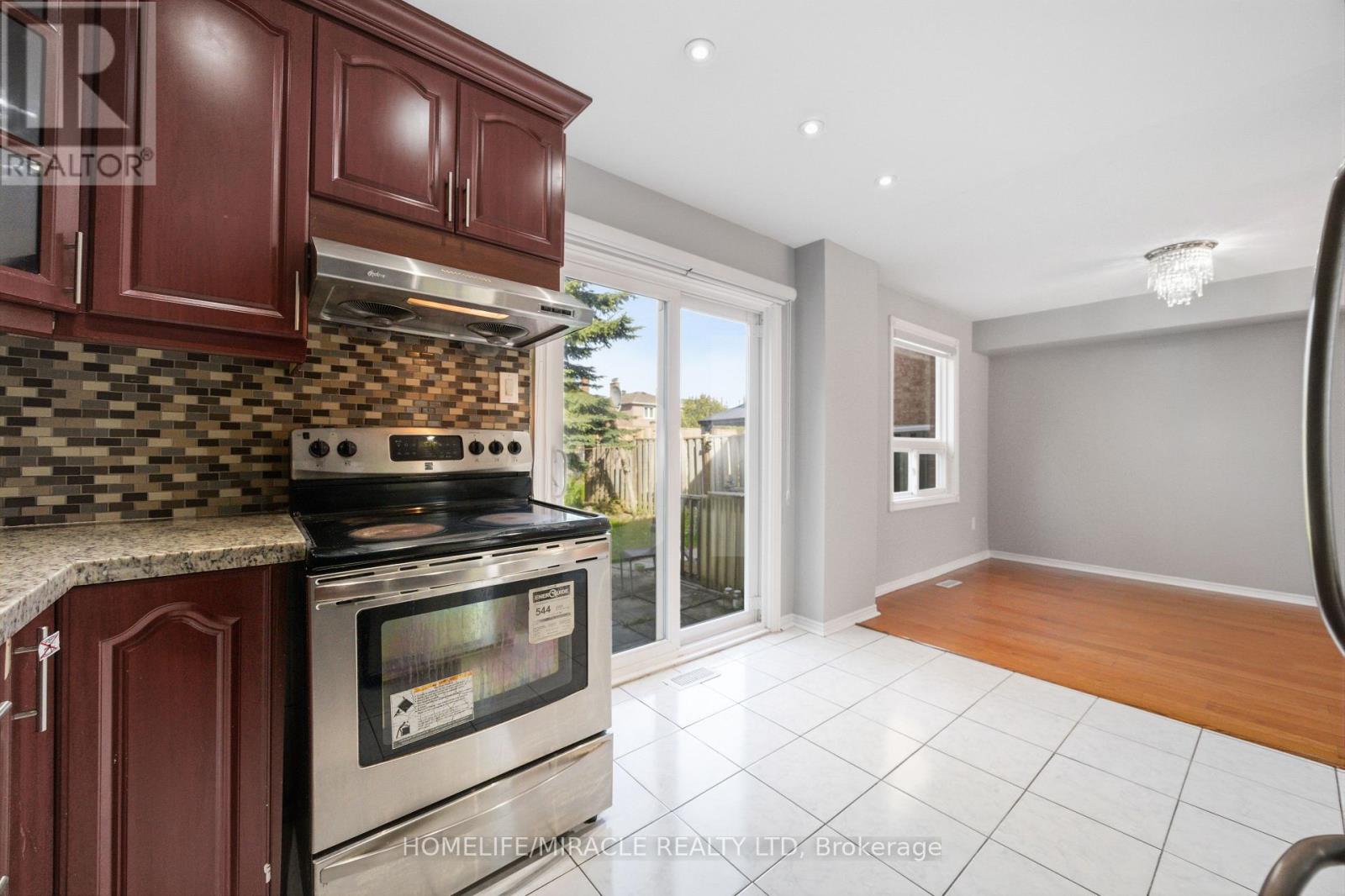8 Lansbury Drive, Toronto, Ontario M1V 3H6 - Photo 17 - E13087384