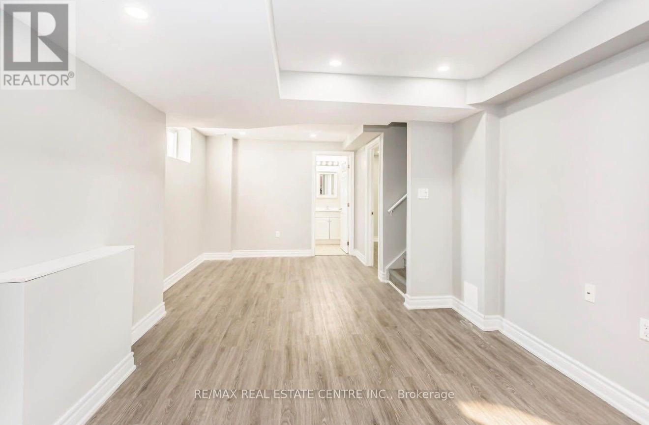 689 Ambroise Crescent, Milton, Ontario  L9T 0M4 - Photo 4 - W13163574