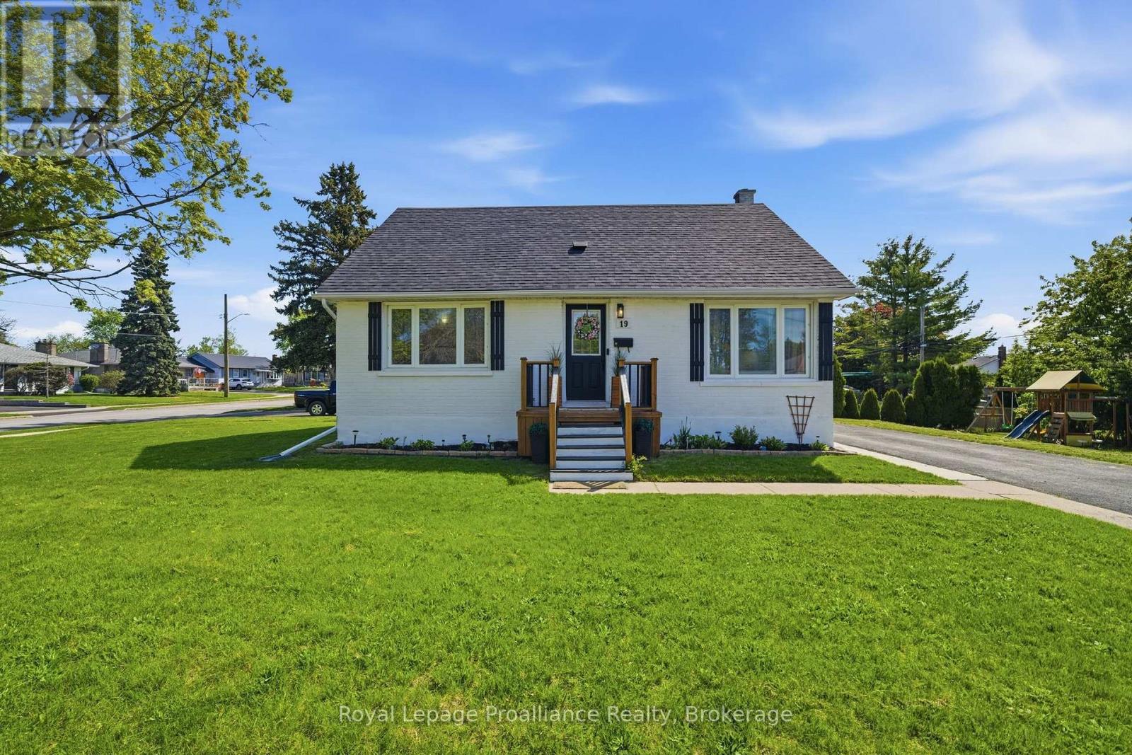 19 Coleman Drive, Quinte West, Ontario  K8V 3A5 - Photo 1 - X13163860