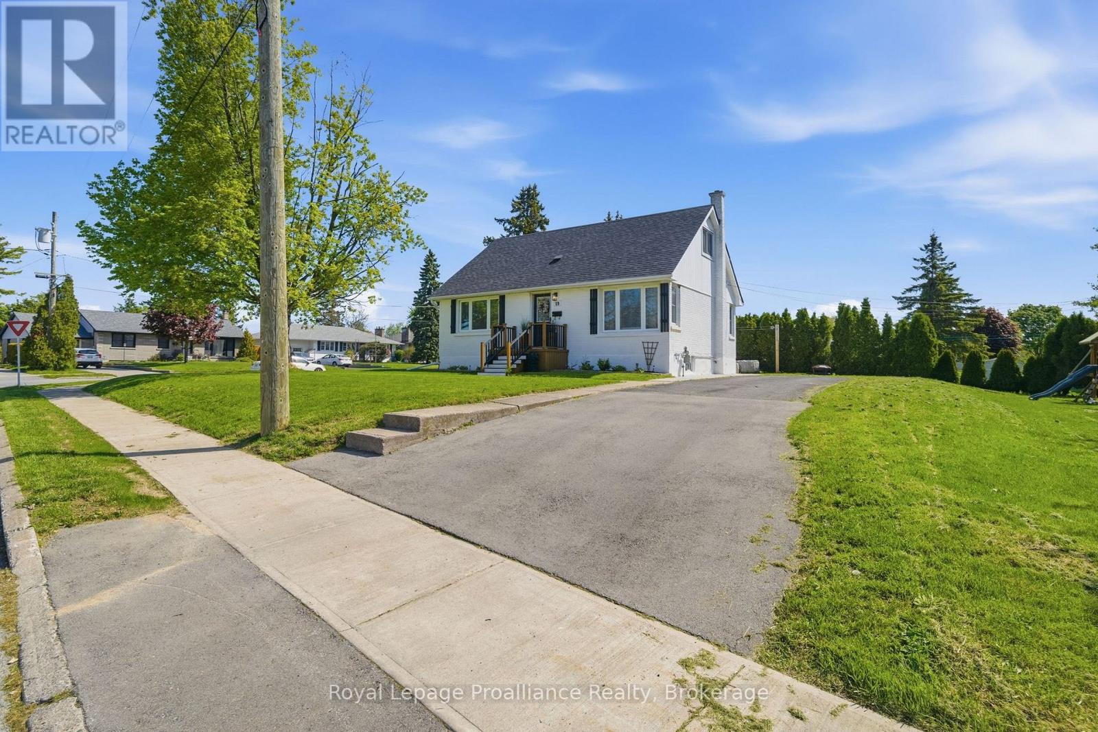 19 Coleman Drive, Quinte West, Ontario  K8V 3A5 - Photo 2 - X13163860
