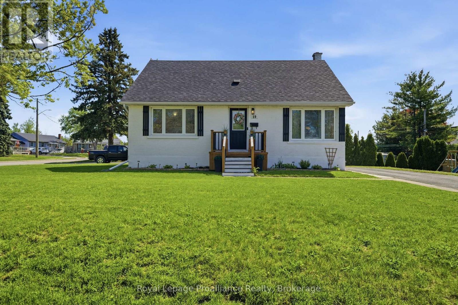 19 Coleman Drive, Quinte West, Ontario  K8V 3A5 - Photo 4 - X13163860