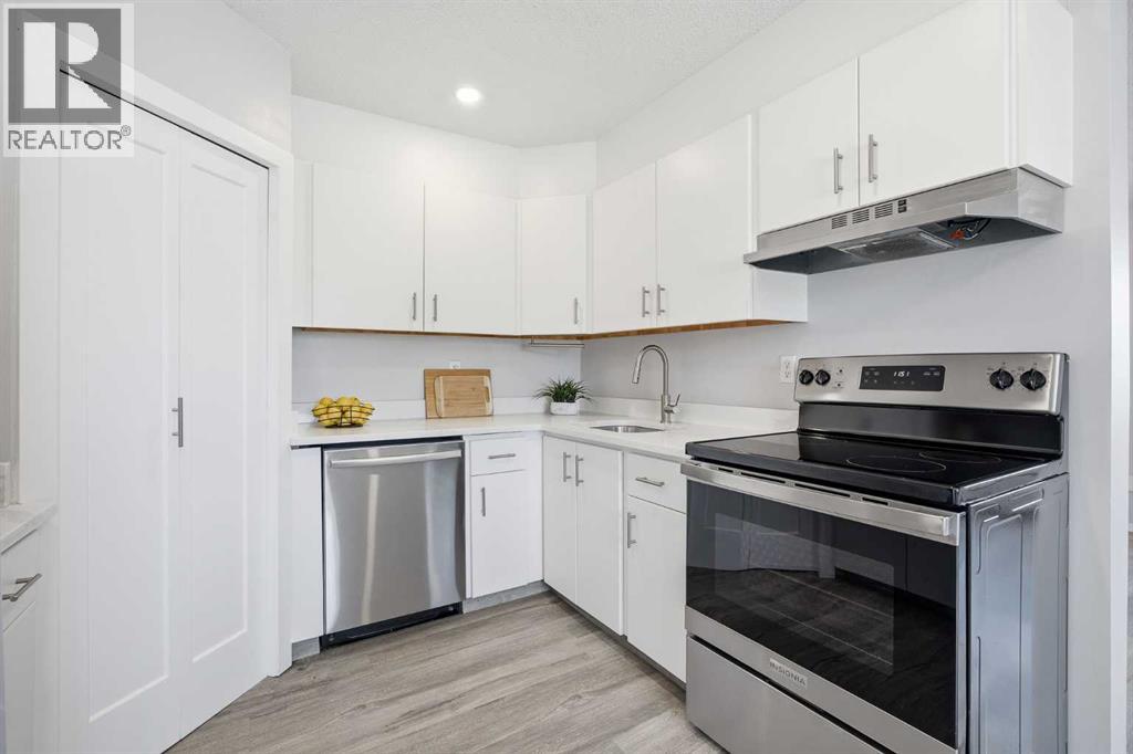 17, 3809 45 Street SW, Calgary, Alberta  T3E 3H4 - Photo 2 - A2313962