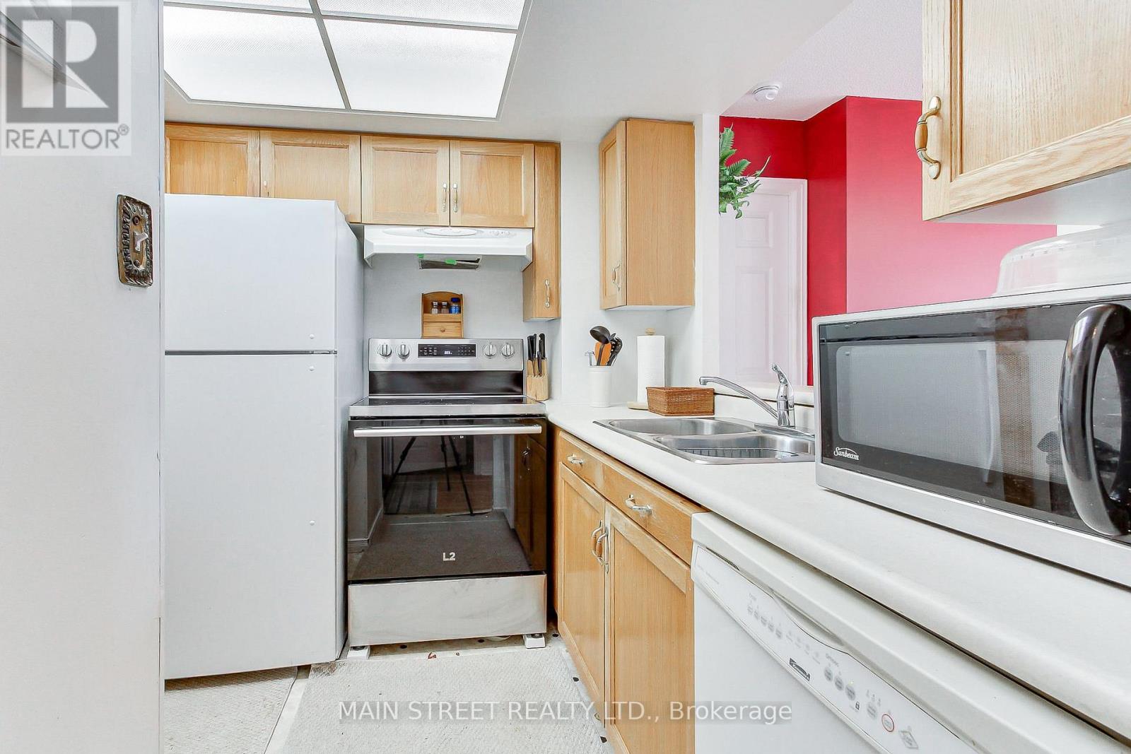 211 - 270 Davis Drive, Newmarket, Ontario  L3Y 8K2 - Photo 4 - N12829554