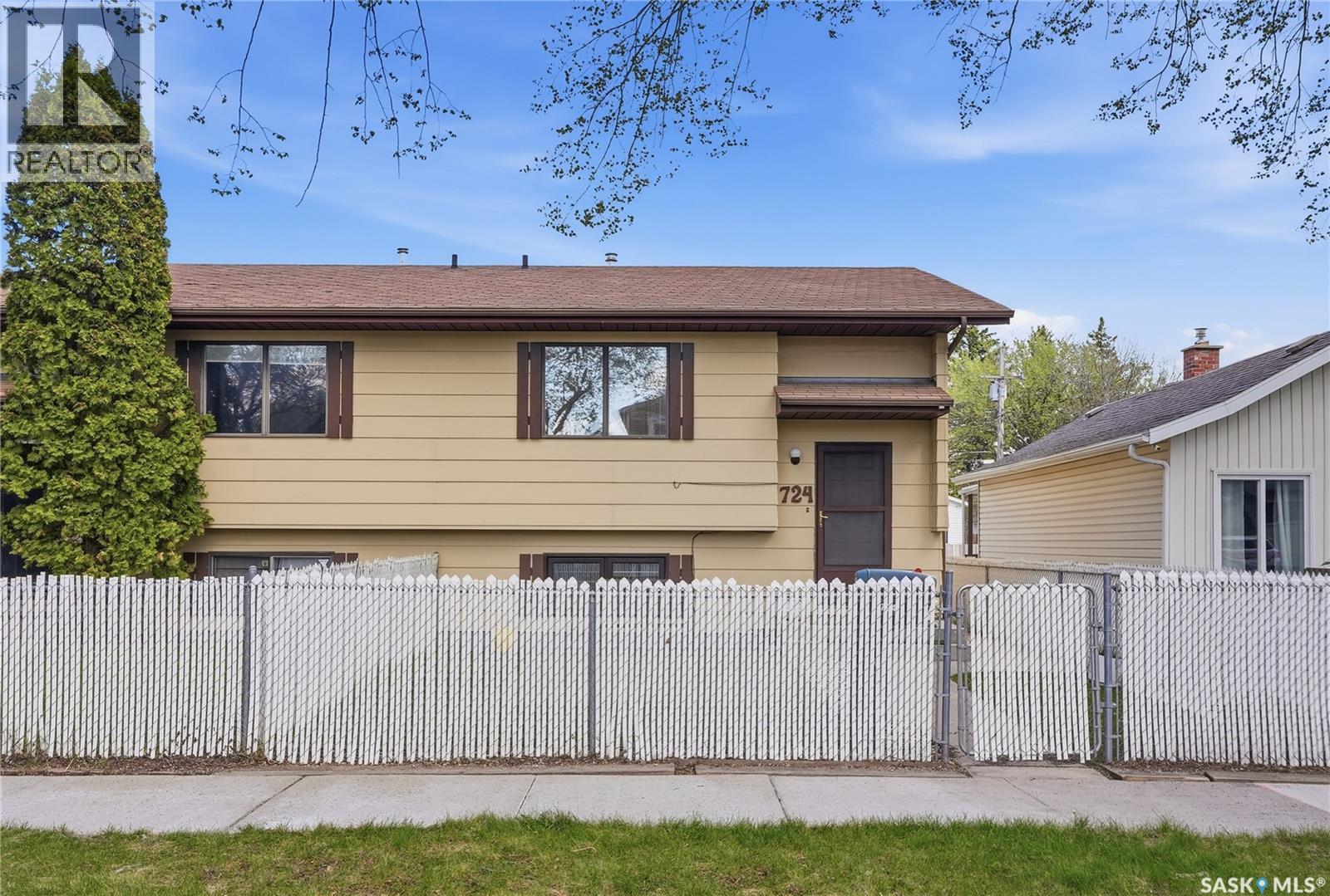 724 M Avenue S, Saskatoon, Saskatchewan  S7M 2L4 - Photo 2 - SK036890