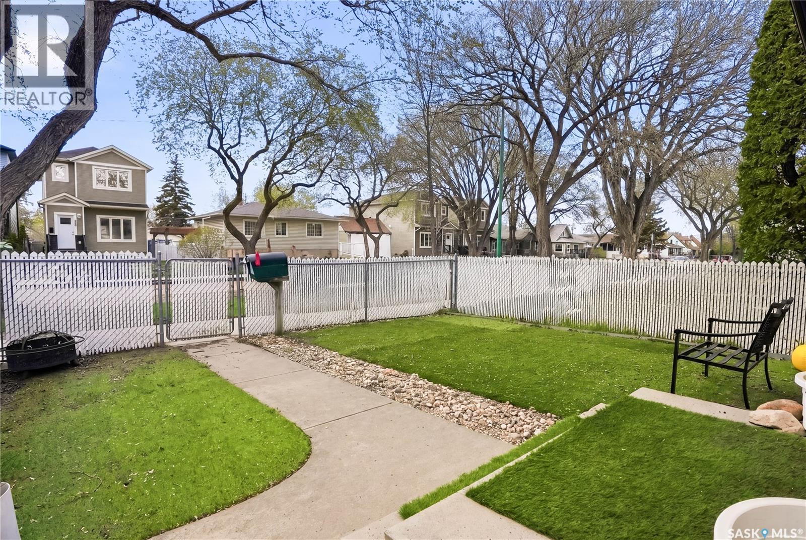 724 M Avenue S, Saskatoon, Saskatchewan  S7M 2L4 - Photo 3 - SK036890