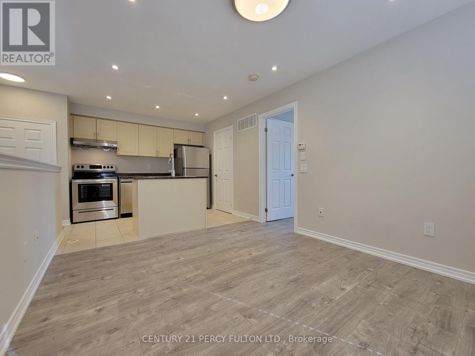 Coach - 2740 Donald Cousens Parkway, Markham, Ontario  L6B 1J5 - Photo 4 - N13163704