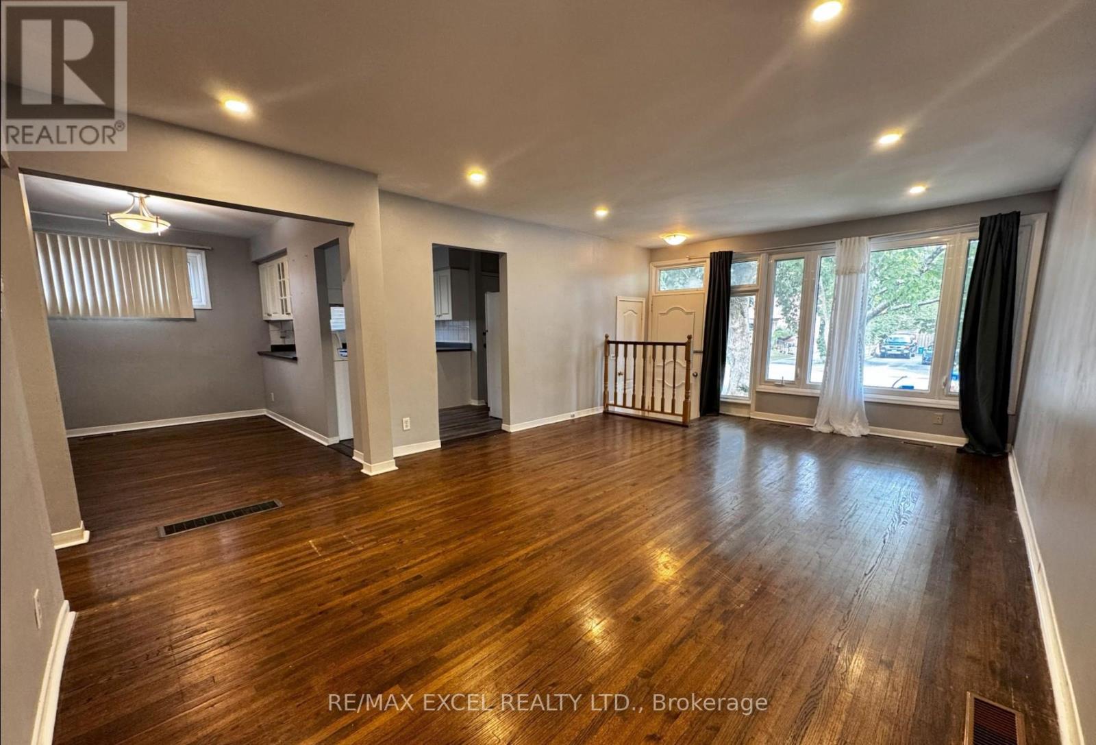 Main - 244 Demaine Crescent, Richmond Hill, Ontario  L4C 2W5 - Photo 4 - N13163786